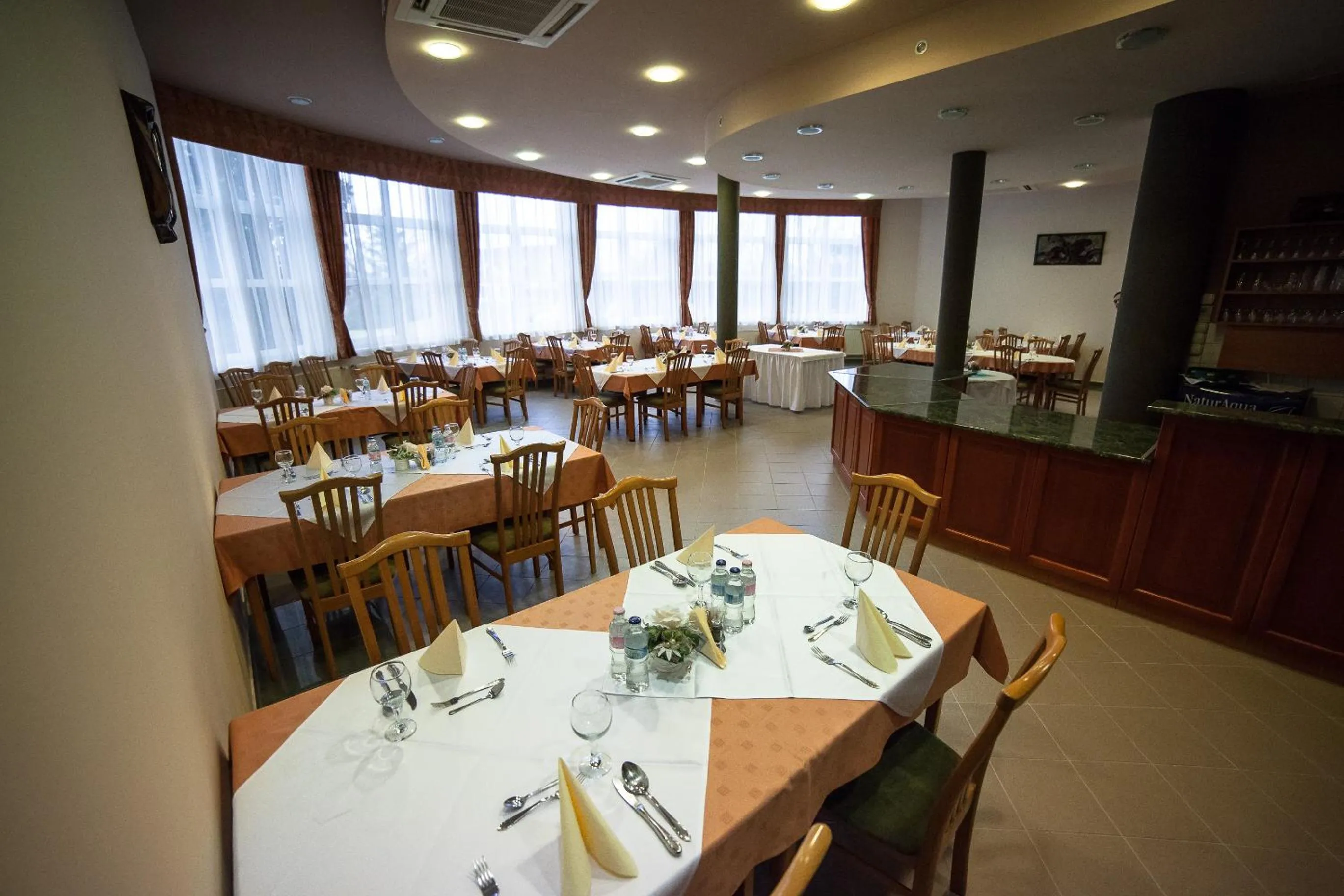 Restaurant/places to eat in Hotel Ovit