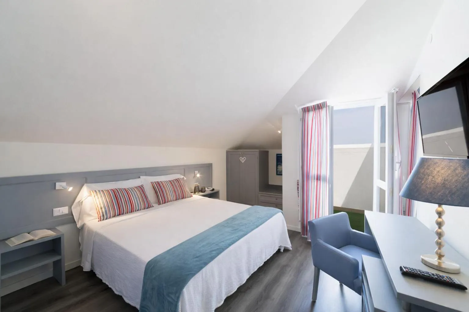 Bedroom, Bed in Duparc Hotel