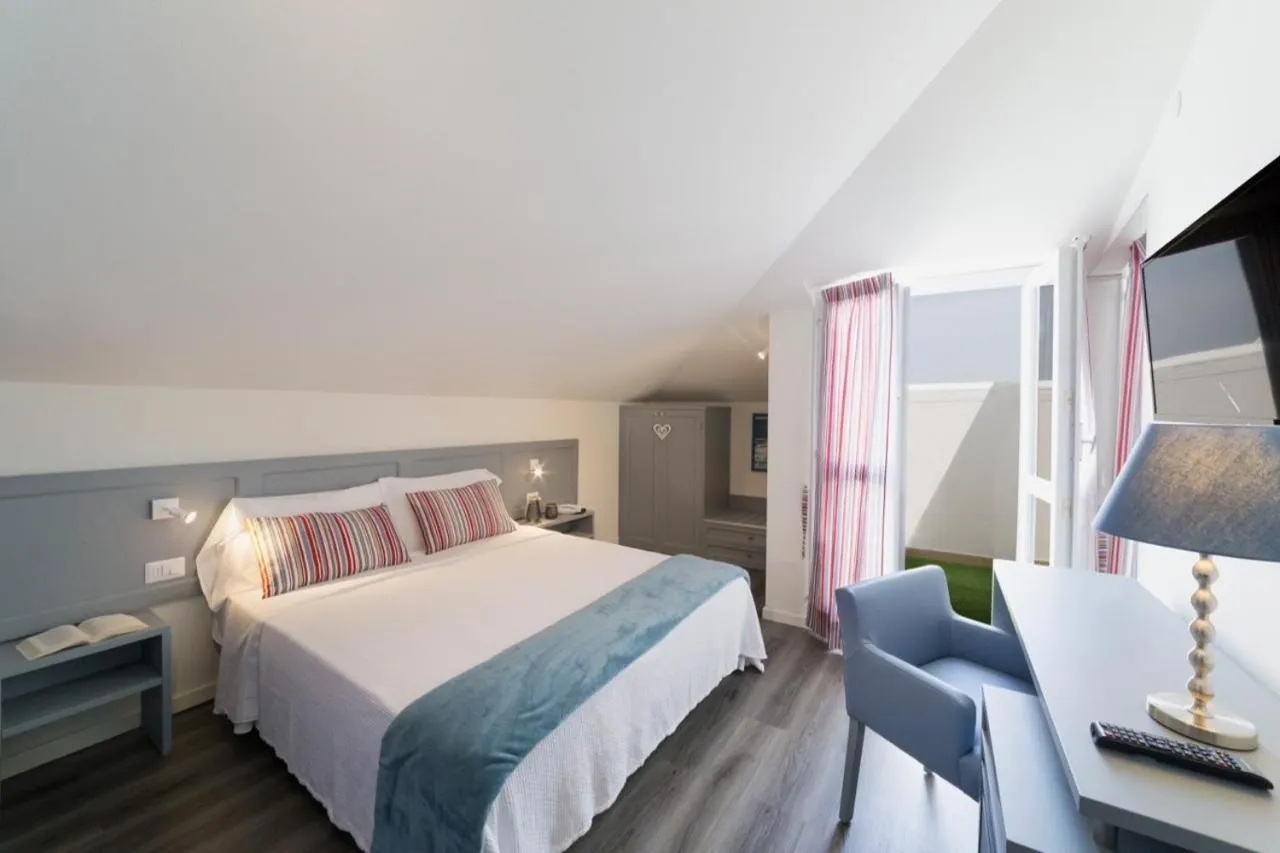 Photo of the whole room, Bed in Duparc Hotel