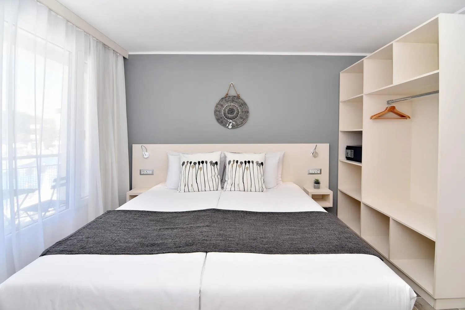 Photo of the whole room, Bed in iHotel Sunny Beach