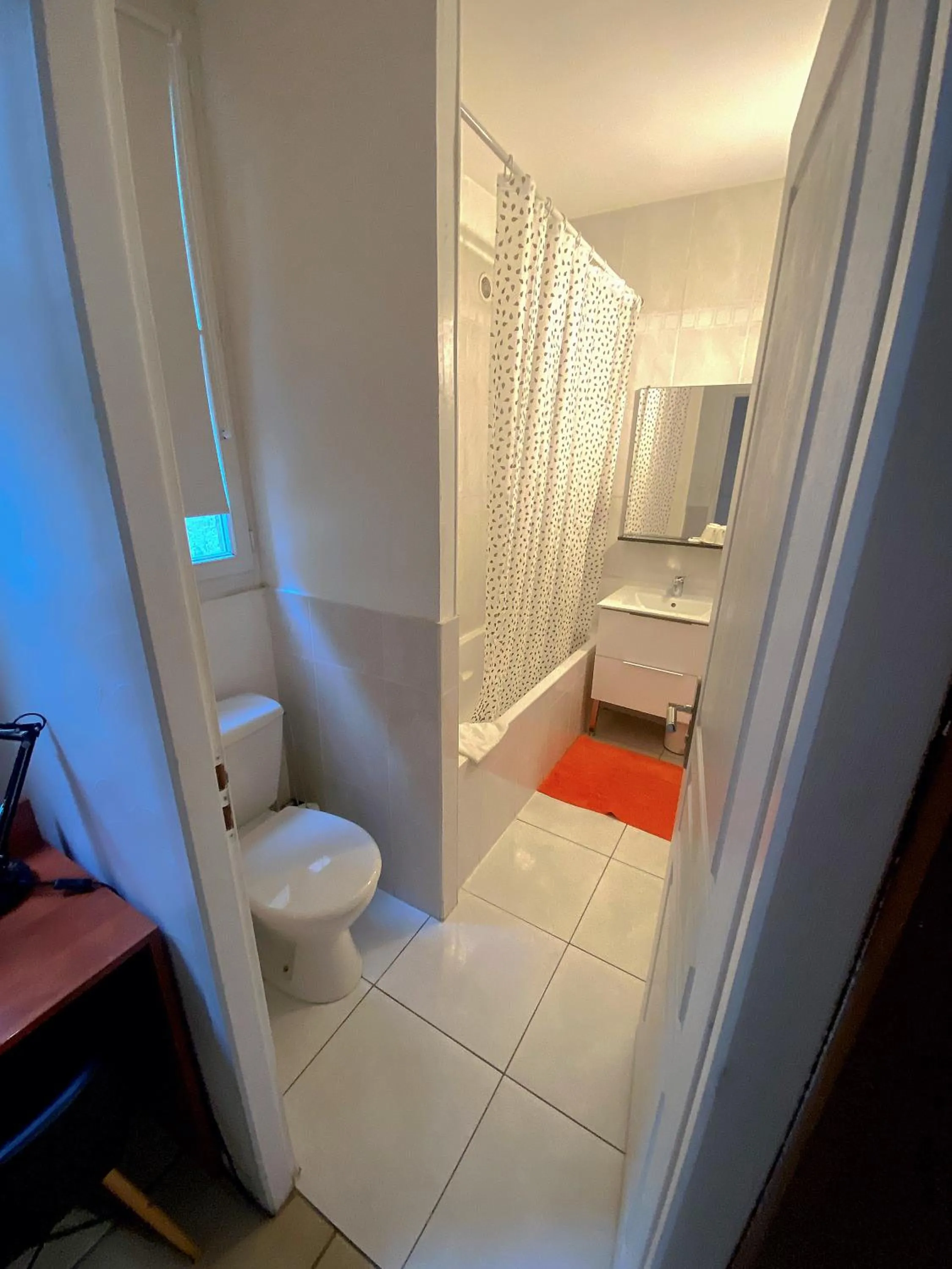 Toilet in Hôtel Le Chambellan