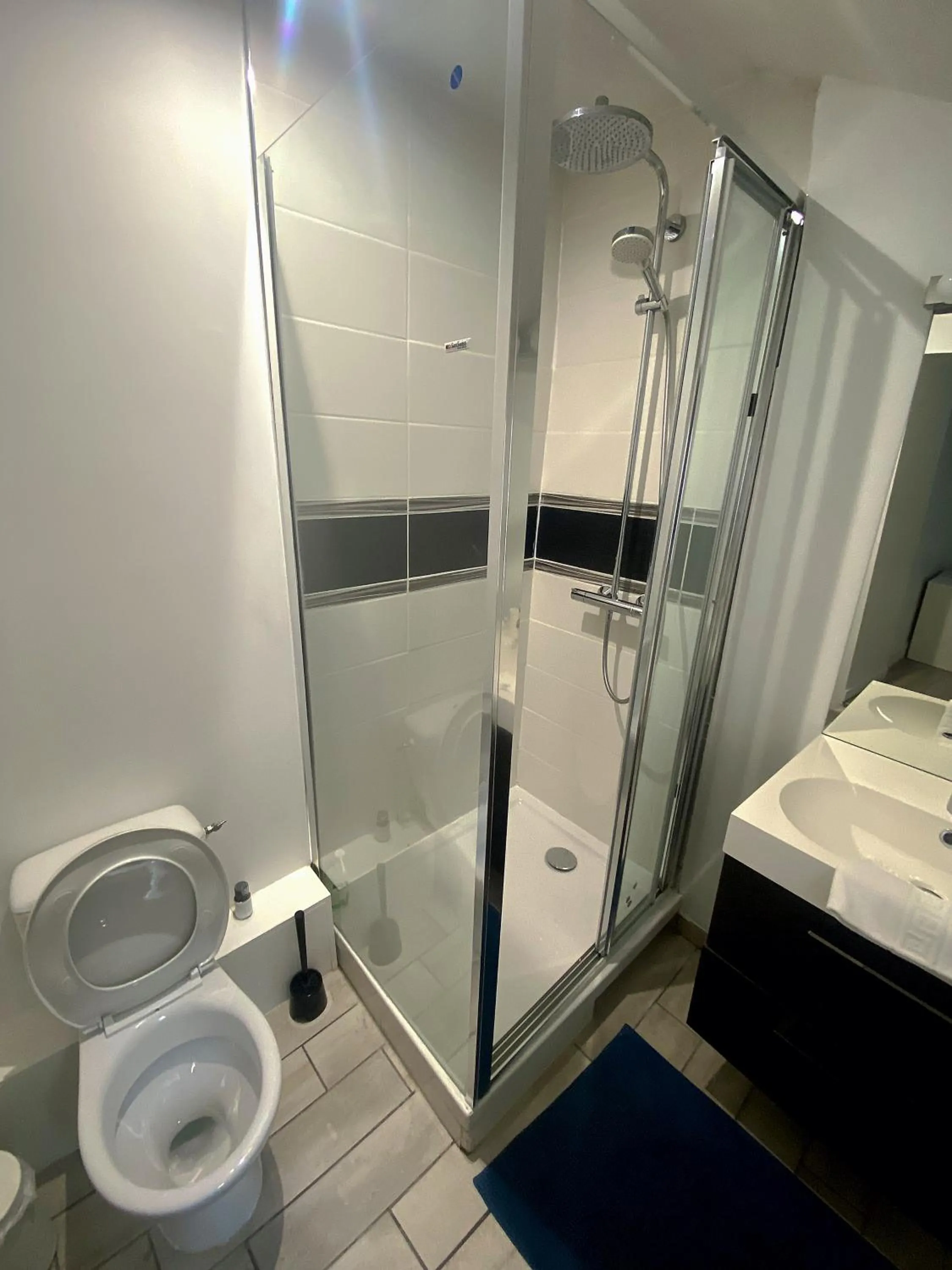 Shower in Hôtel Le Chambellan