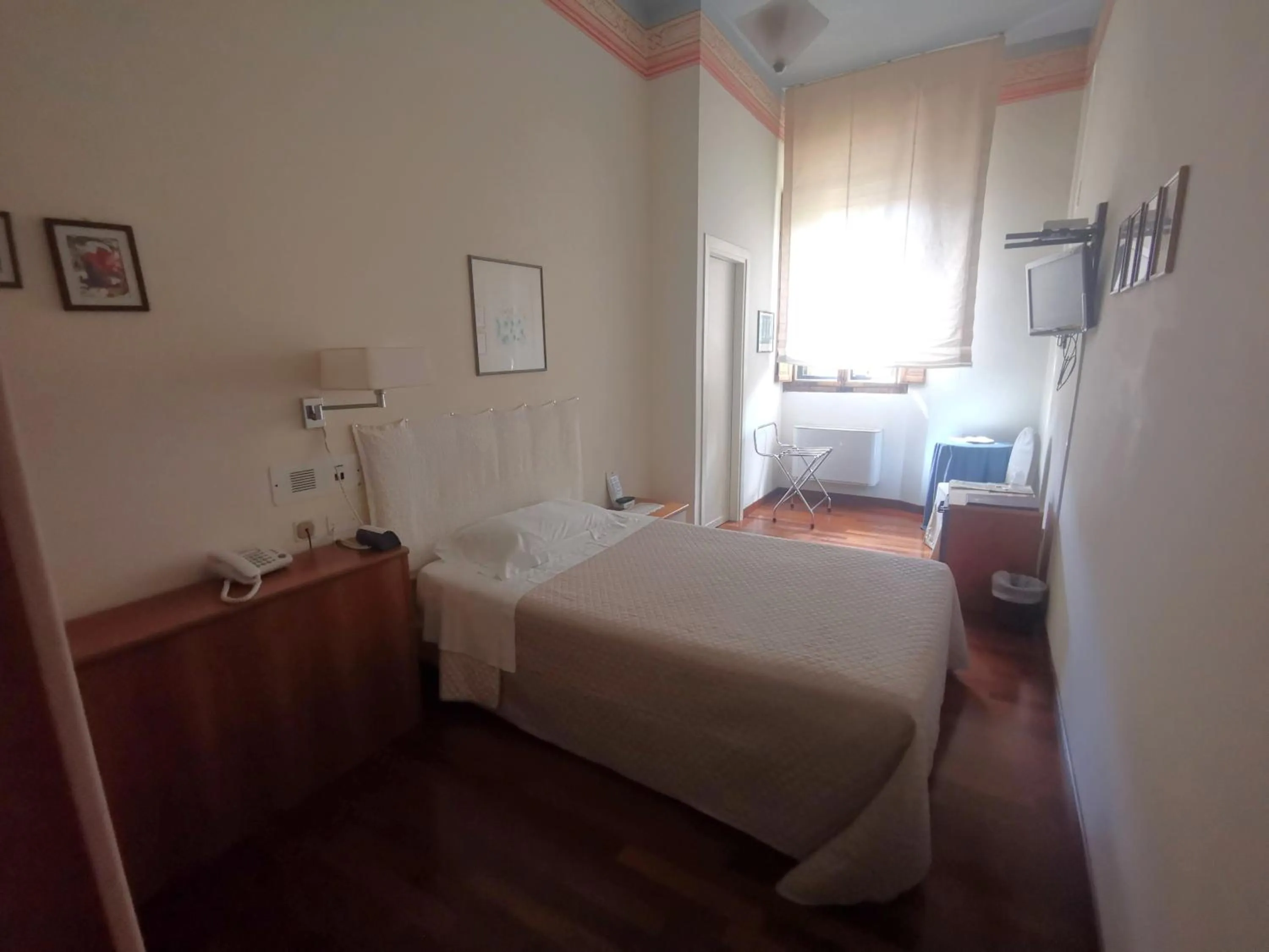 Photo of the whole room, Bed in Deco Hotel