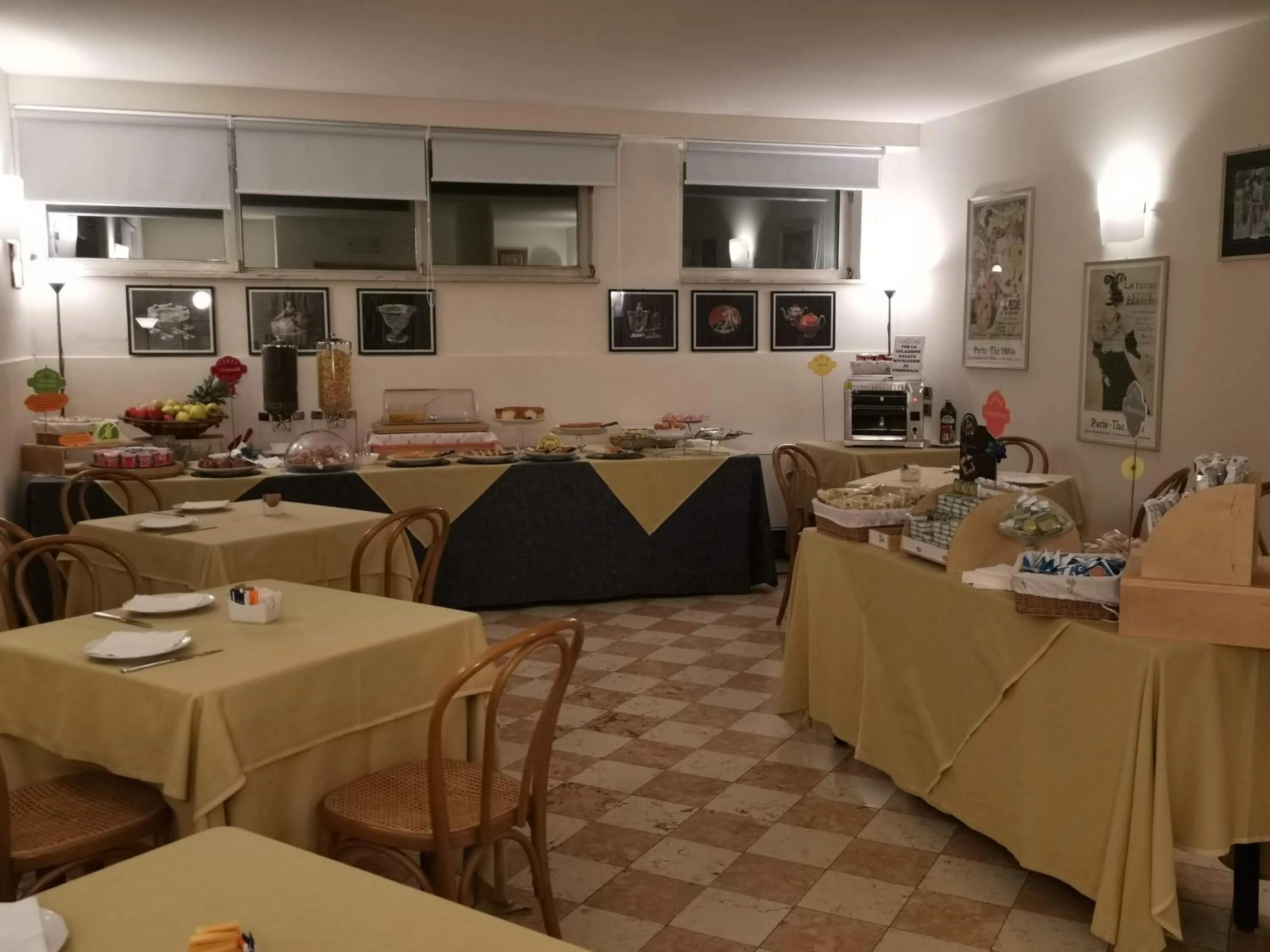 Breakfast in Deco Hotel