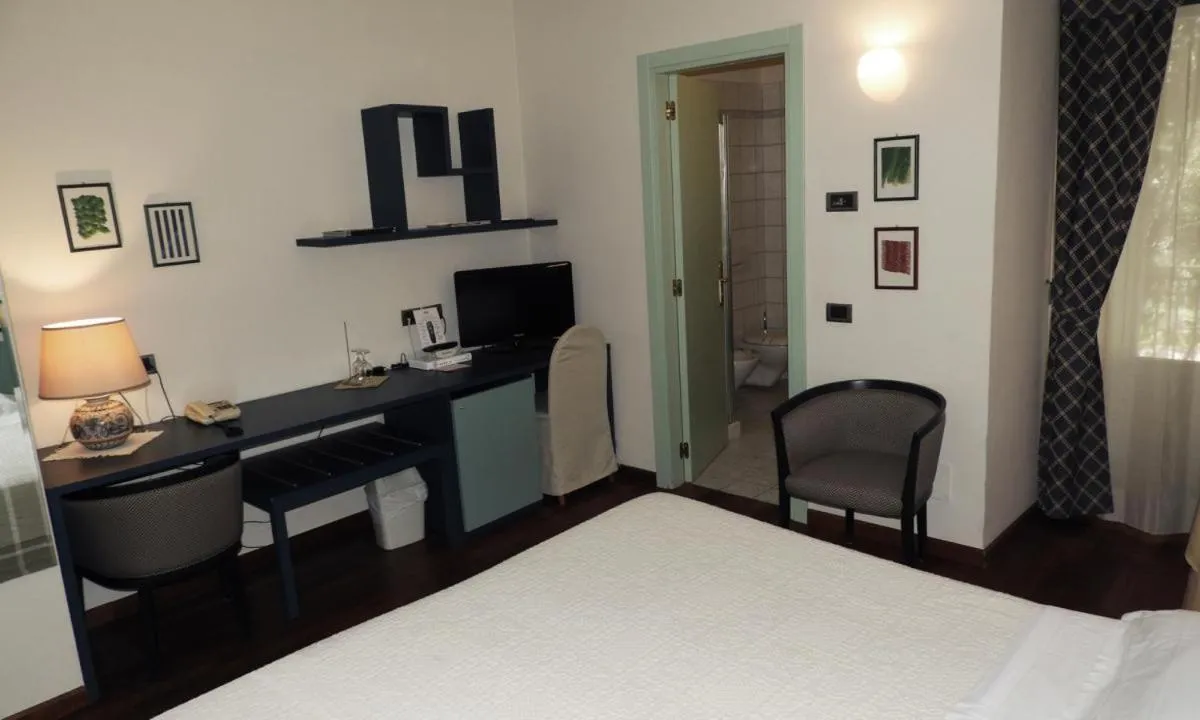 Photo of the whole room, Bed in Deco Hotel