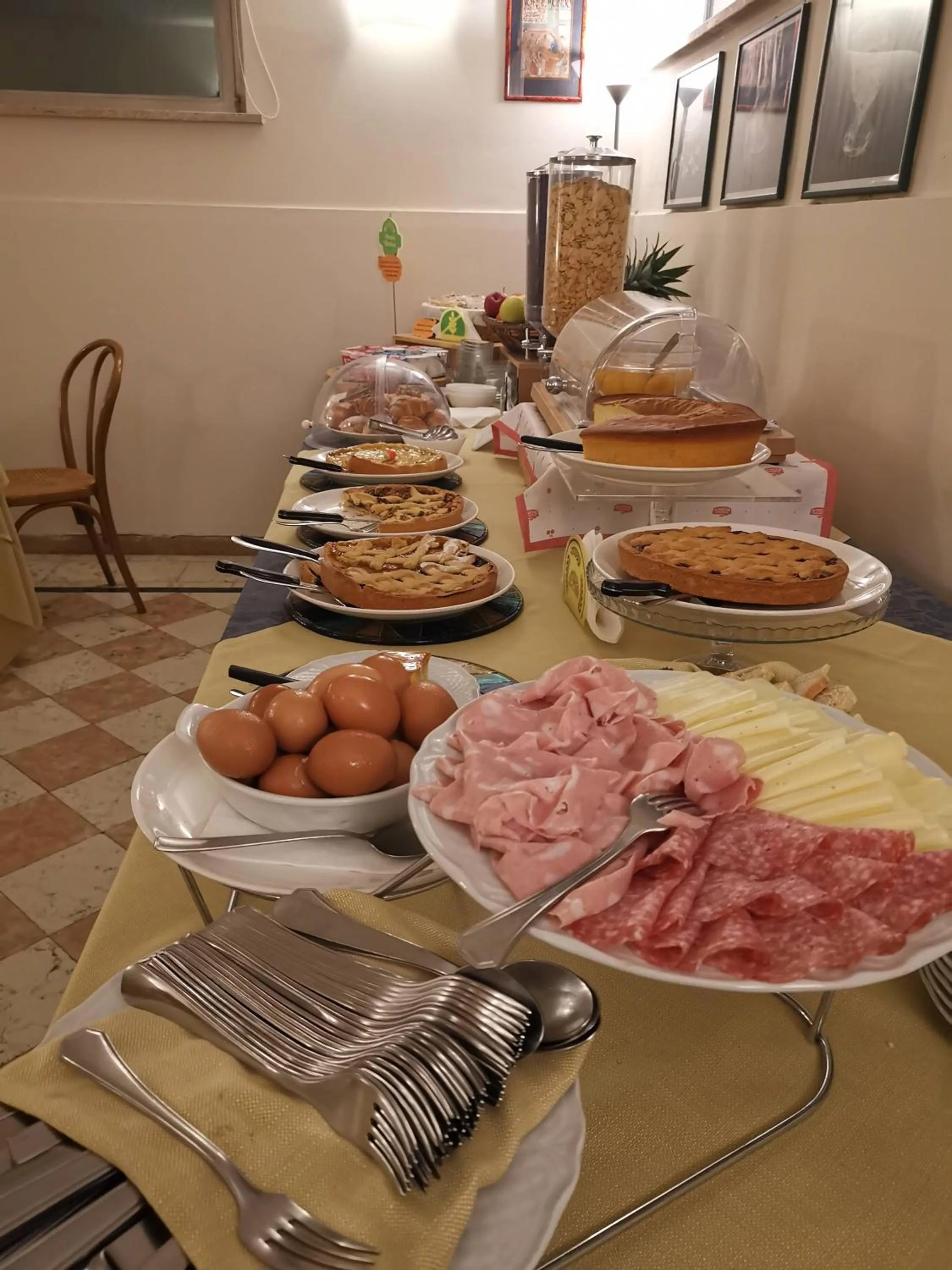 Breakfast in Deco Hotel