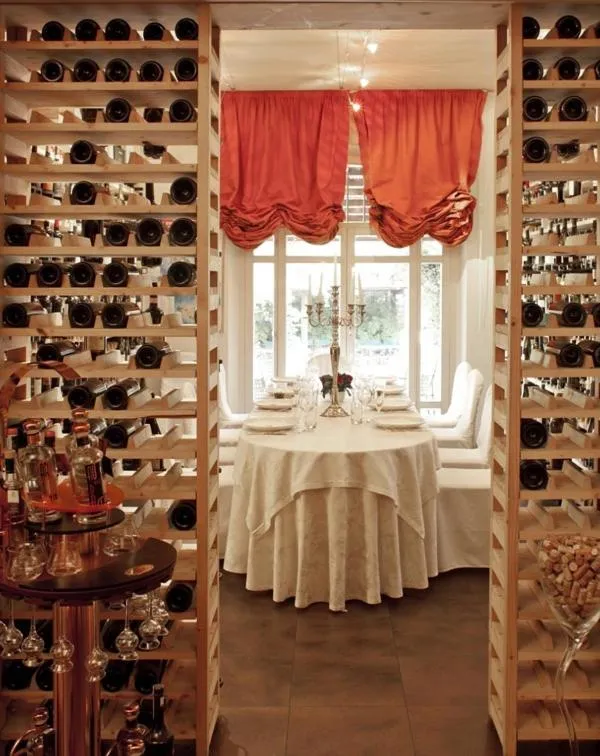 Restaurant/places to eat in Deco Hotel