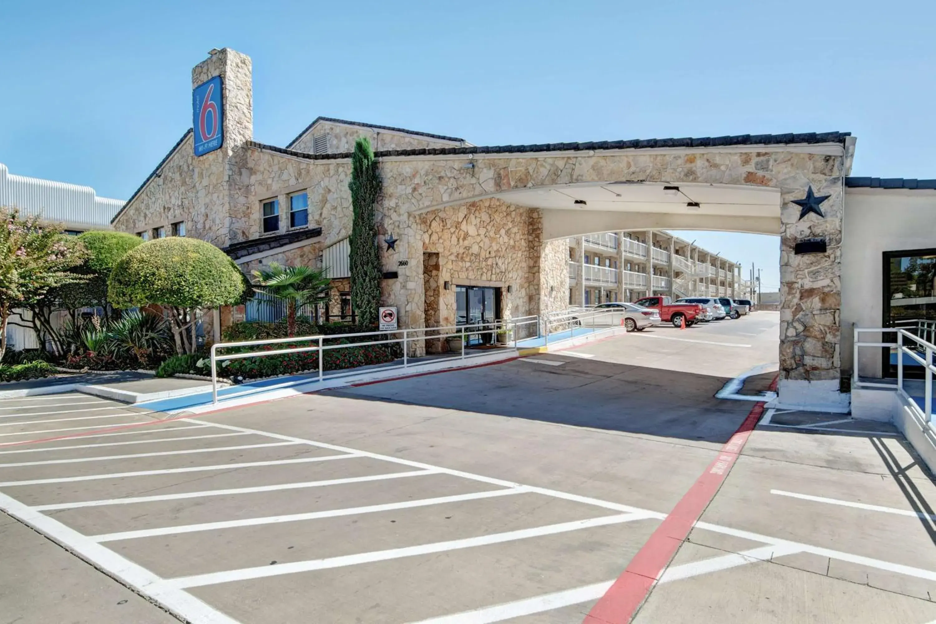 Property building in Motel 6-Dallas, TX - Forest Lane Property building in Motel 6-Dallas, TX - Forest Lane