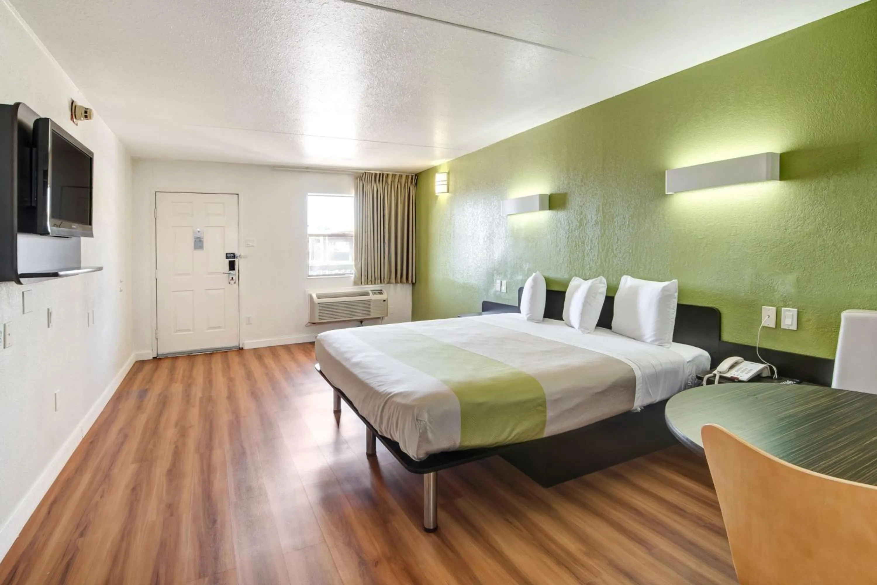 TV and multimedia, Bed in Motel 6-Dallas, TX - Forest Lane