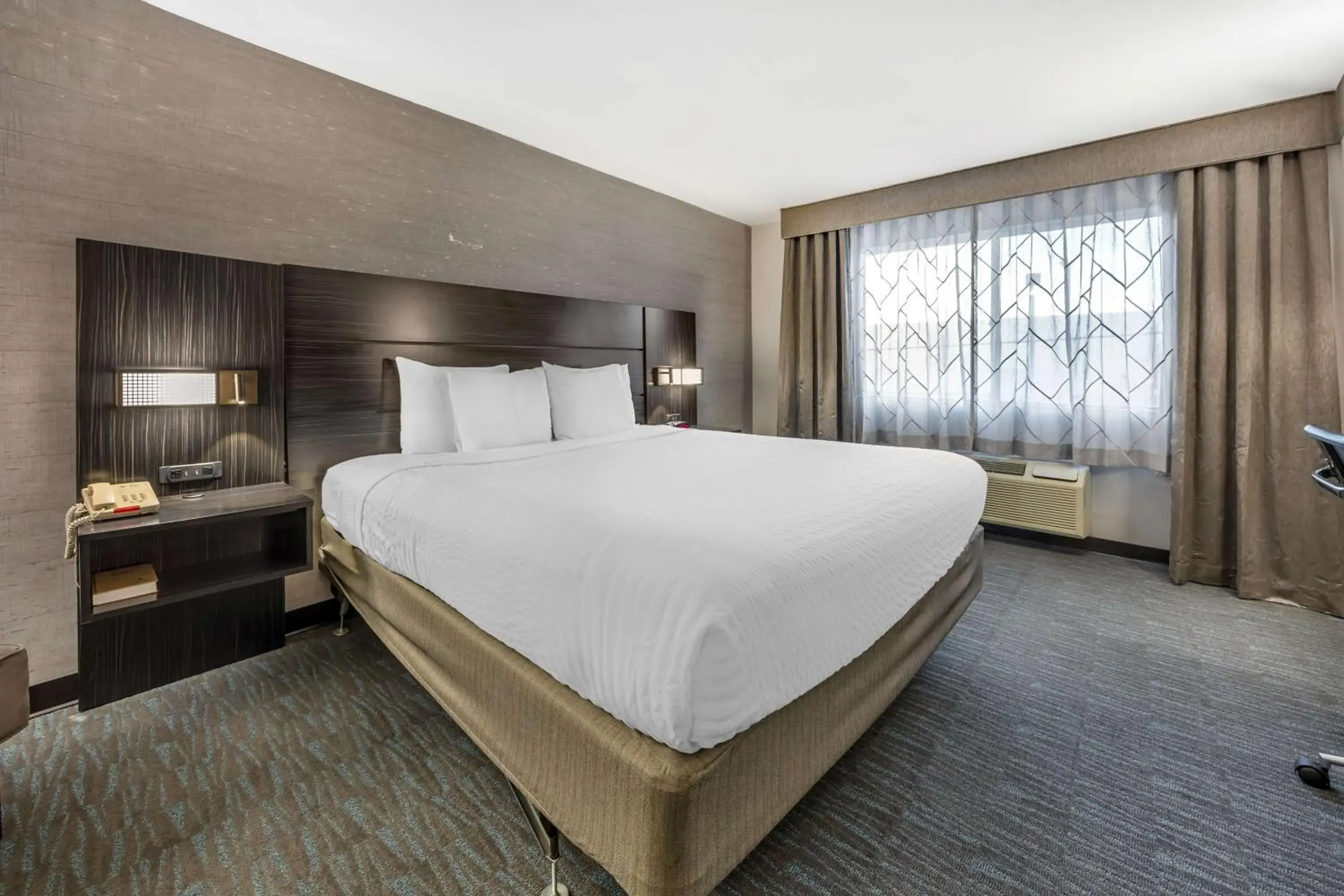 King Suite with Bath Tub - Disability Access/Non-Smoking in Best Western Plus North Las Vegas Inn & Suites King Suite with Bath Tub - Disability Access/Non-Smoking in Best Western Plus North Las Vegas Inn & Suites