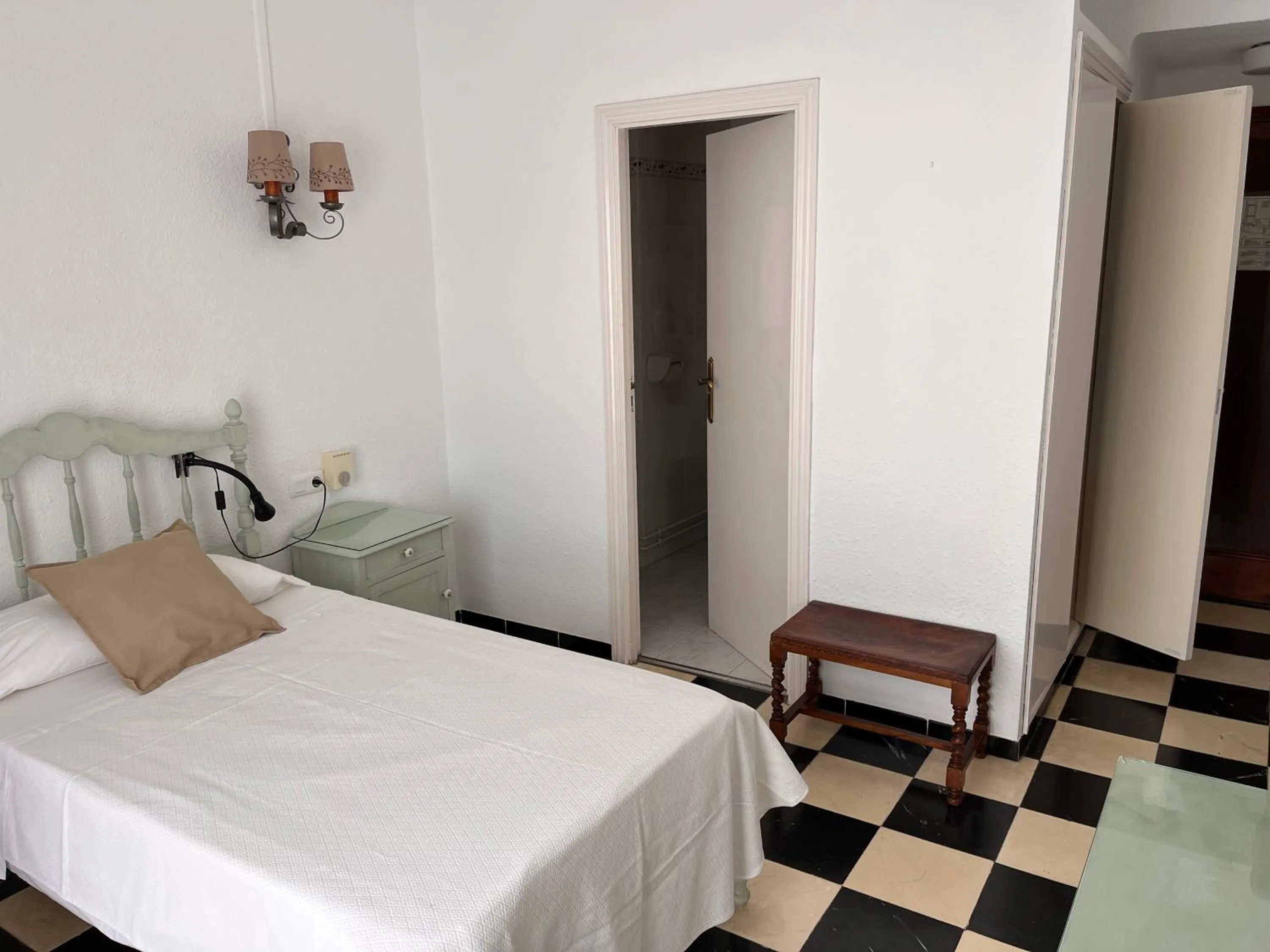 Bed in Hostal Cas Bombu
