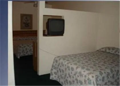 Bed in Colonade Motel Suites