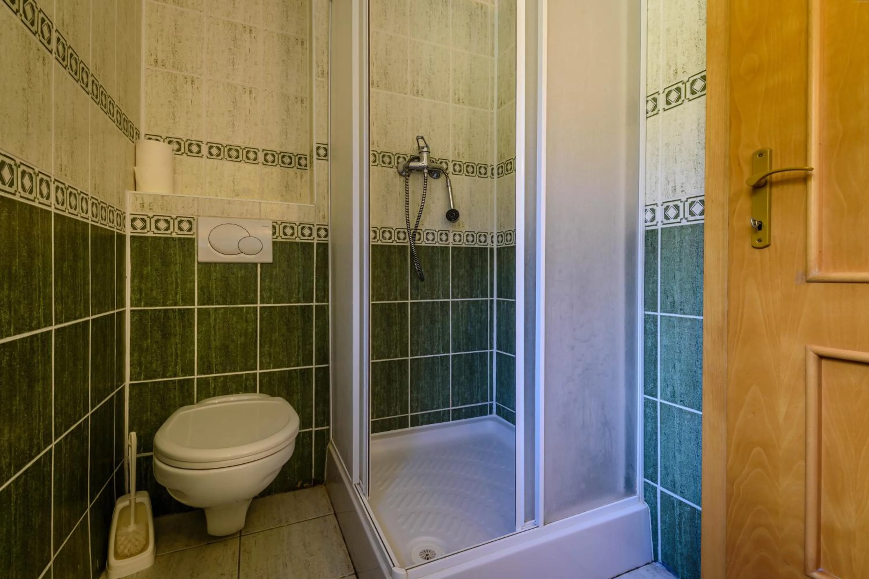 Shower in Hotel Boboty