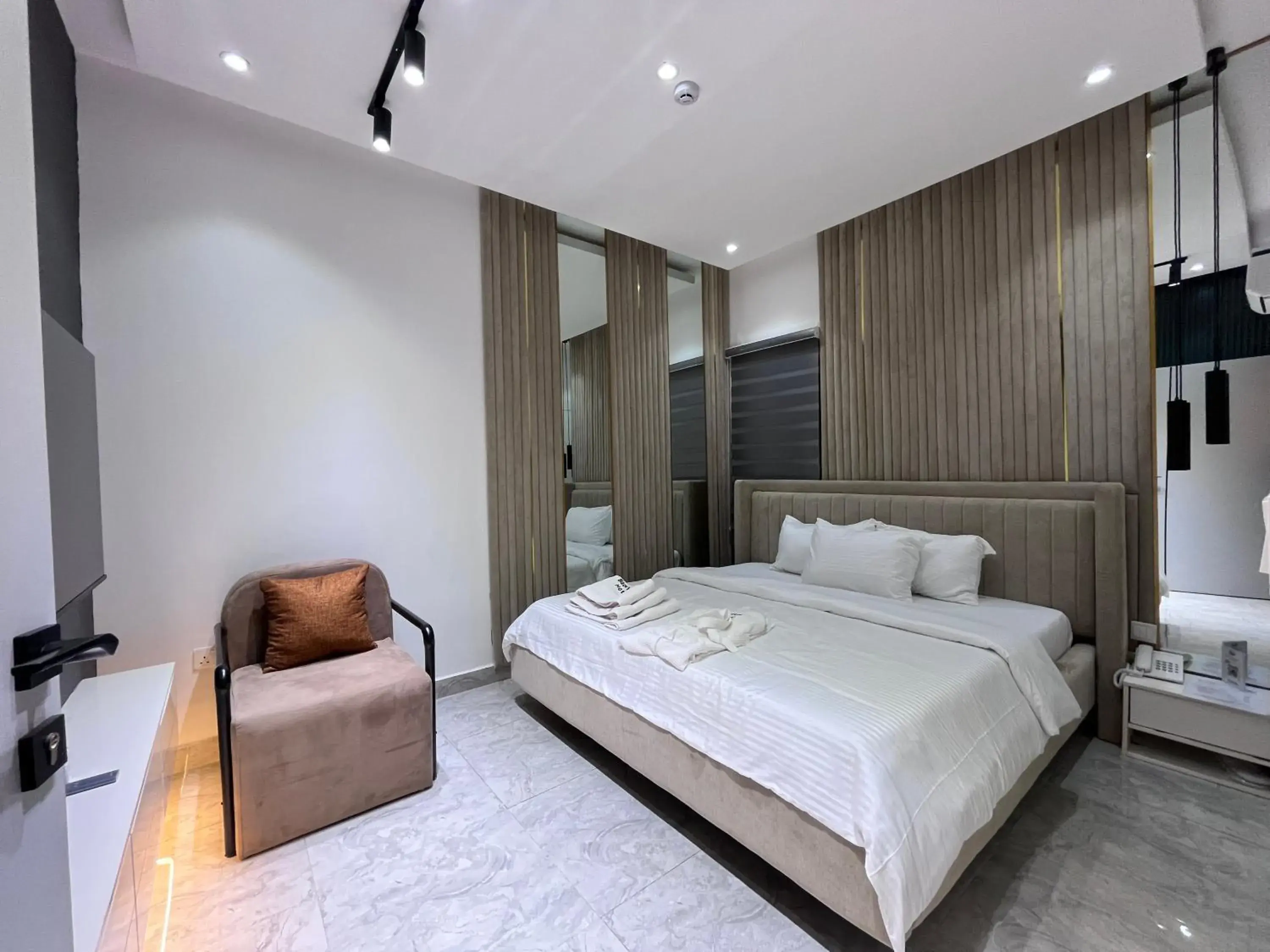 Bed in Blackwood Hotels Bed in Blackwood Hotels