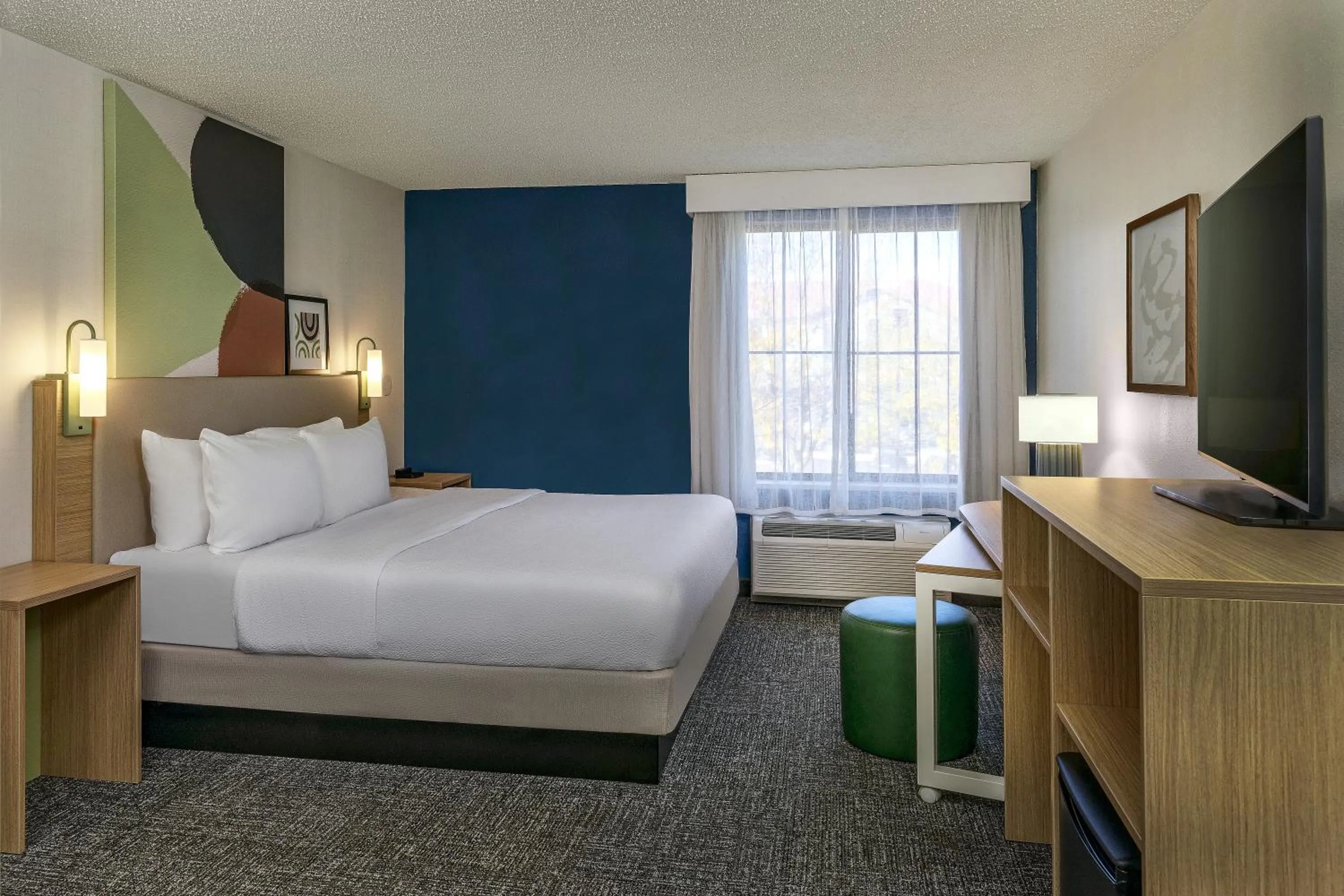 Bedroom, Bed in Spark by Hilton Denver International Airport