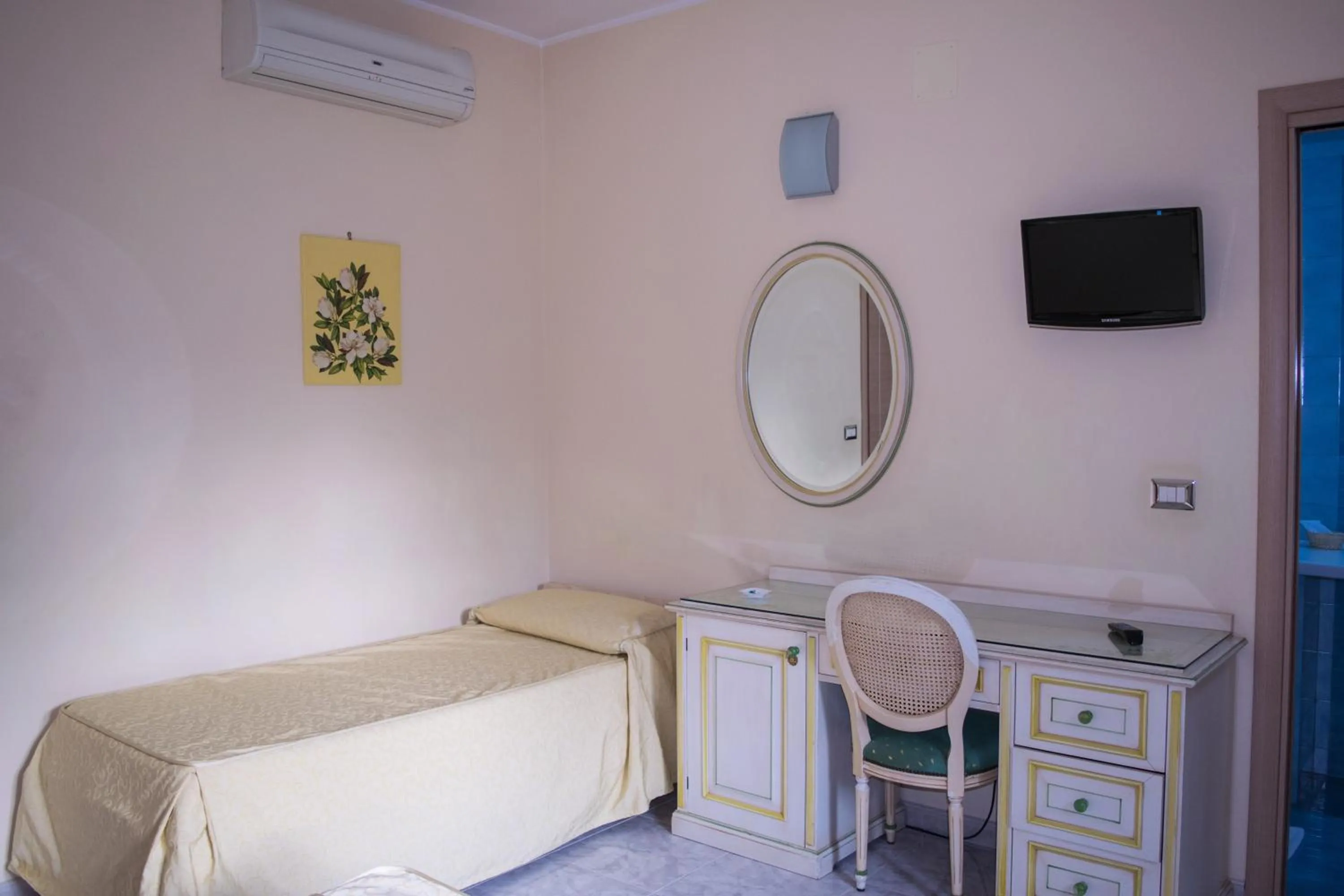 Photo of the whole room, Bed in Hotel Ginevra