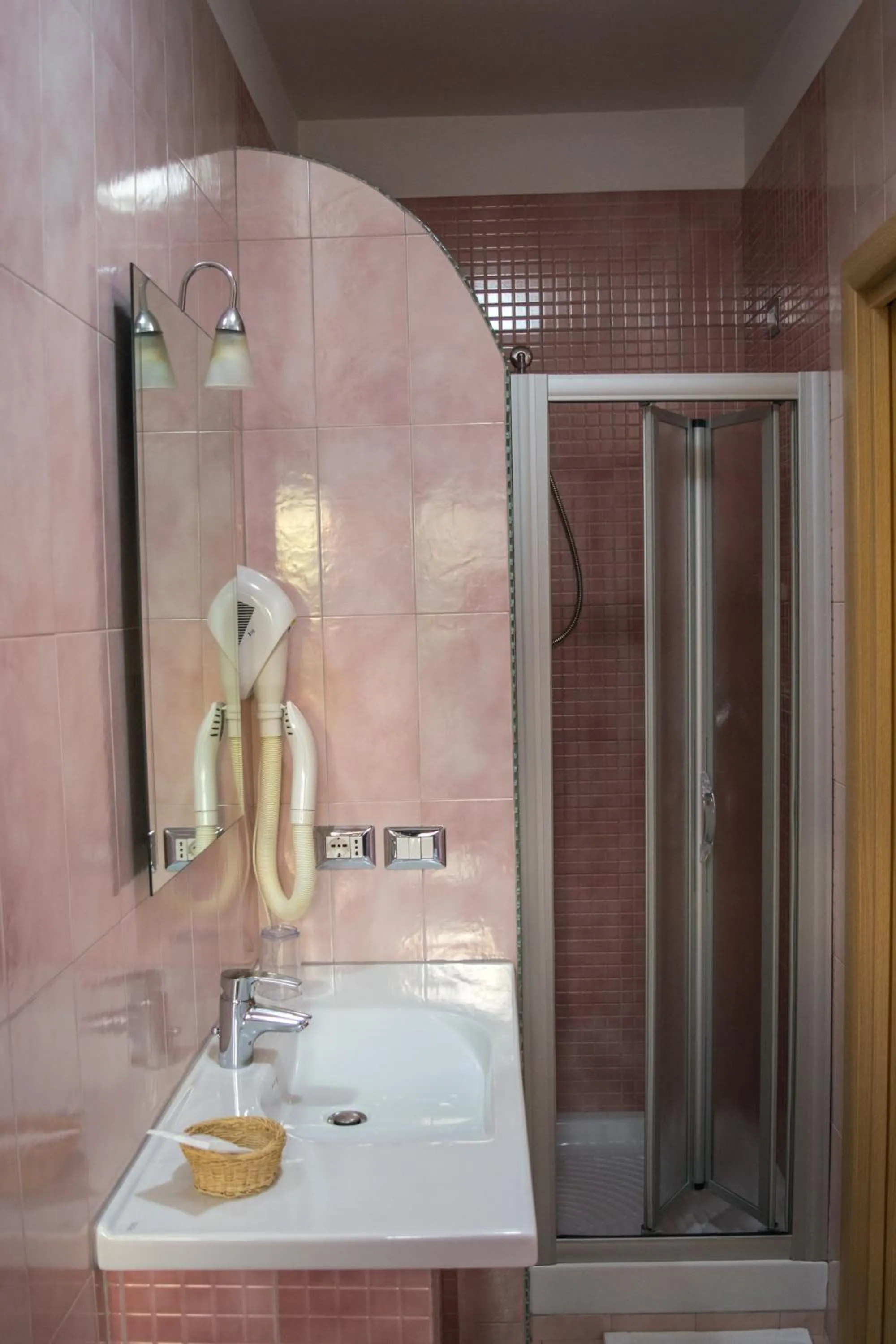 Shower in Hotel Ginevra
