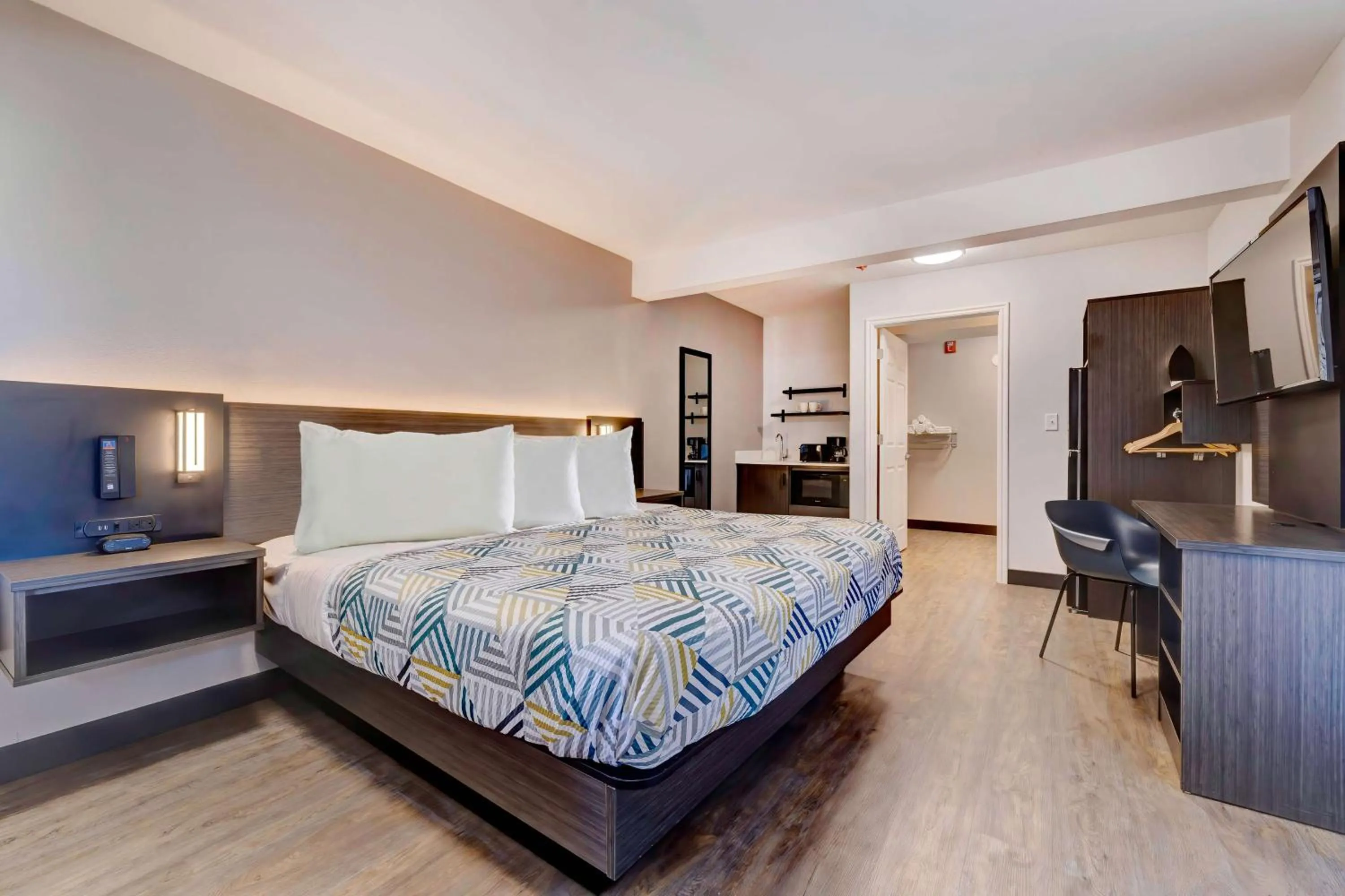 Bedroom, Bed in Studio 6 Rock Springs WY Flaming Gorge