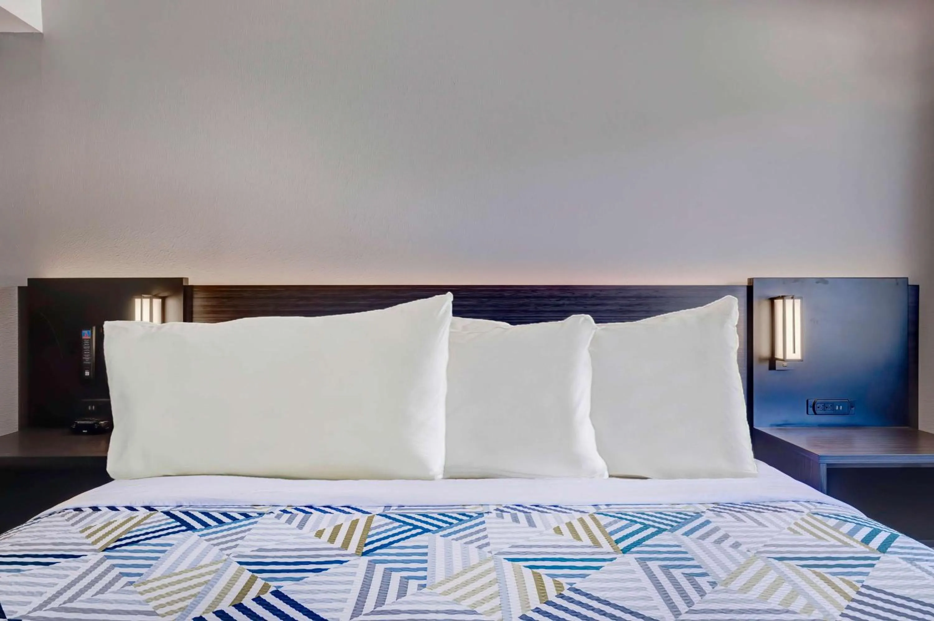 Bedroom, Bed in Studio 6 Rock Springs WY Flaming Gorge