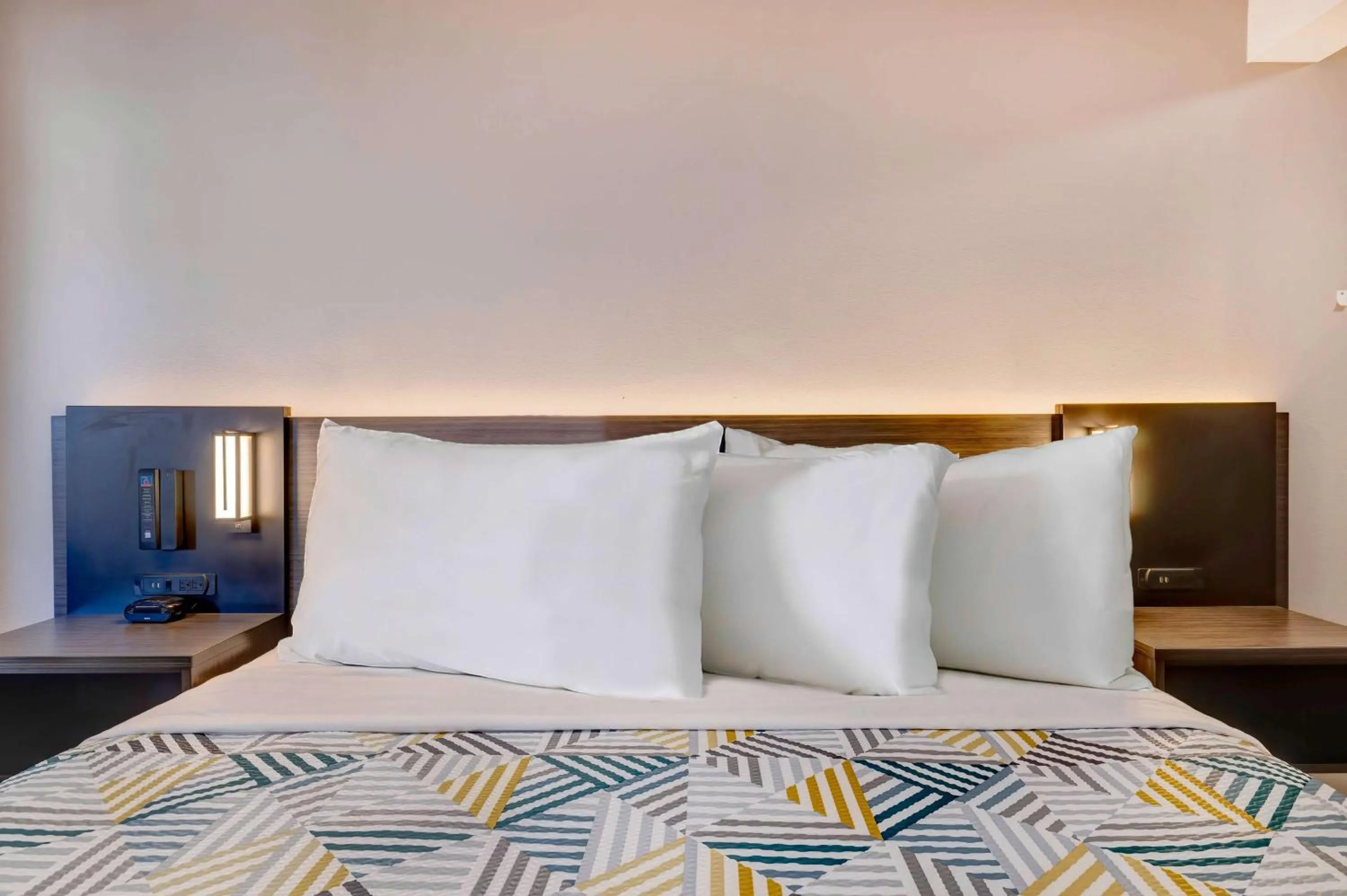 Bedroom, Bed in Studio 6 Rock Springs WY Flaming Gorge