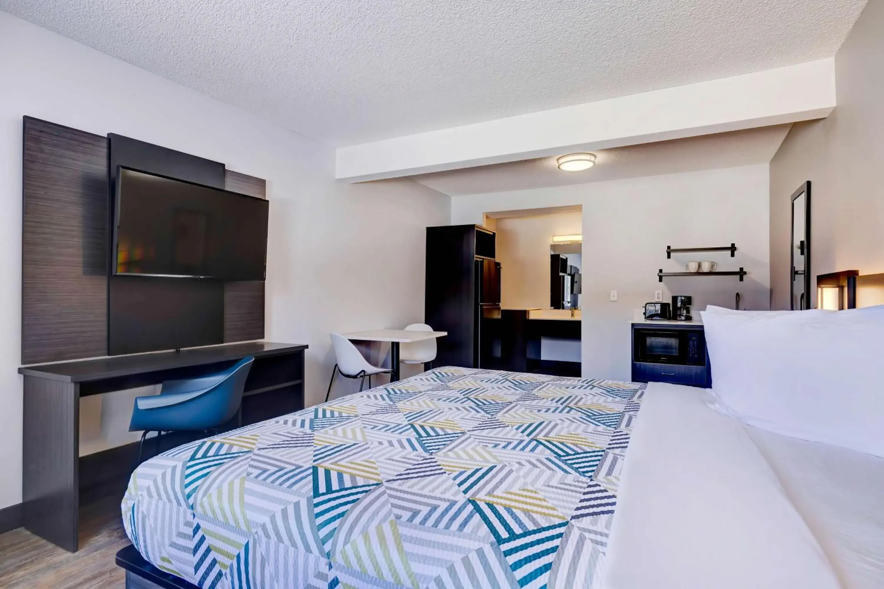 Bedroom, Bed in Studio 6 Rock Springs WY Flaming Gorge Bedroom, Bed in Studio 6 Rock Springs WY Flaming Gorge