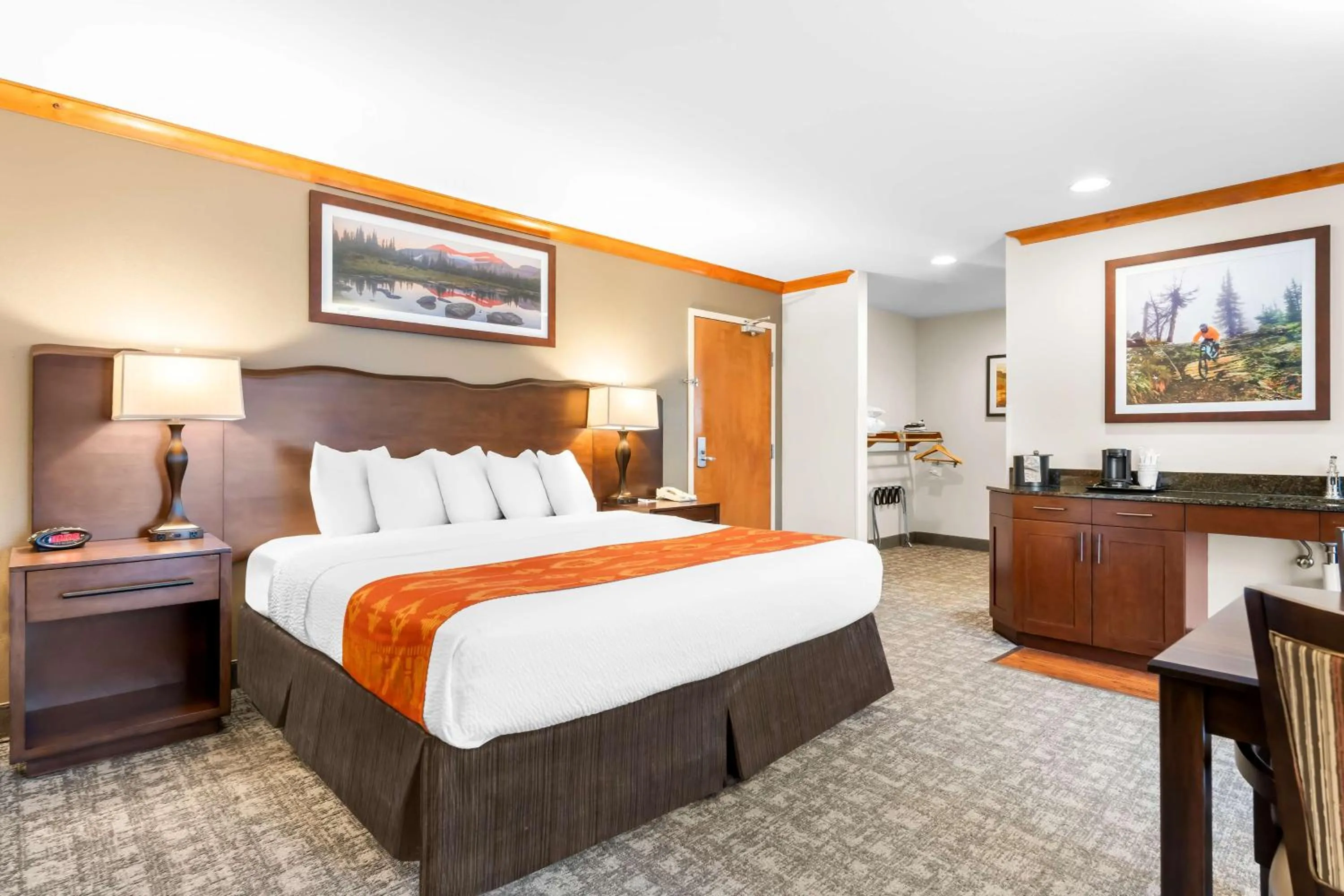 Bedroom, Bed in Best Western Rocky Mountain Lodge