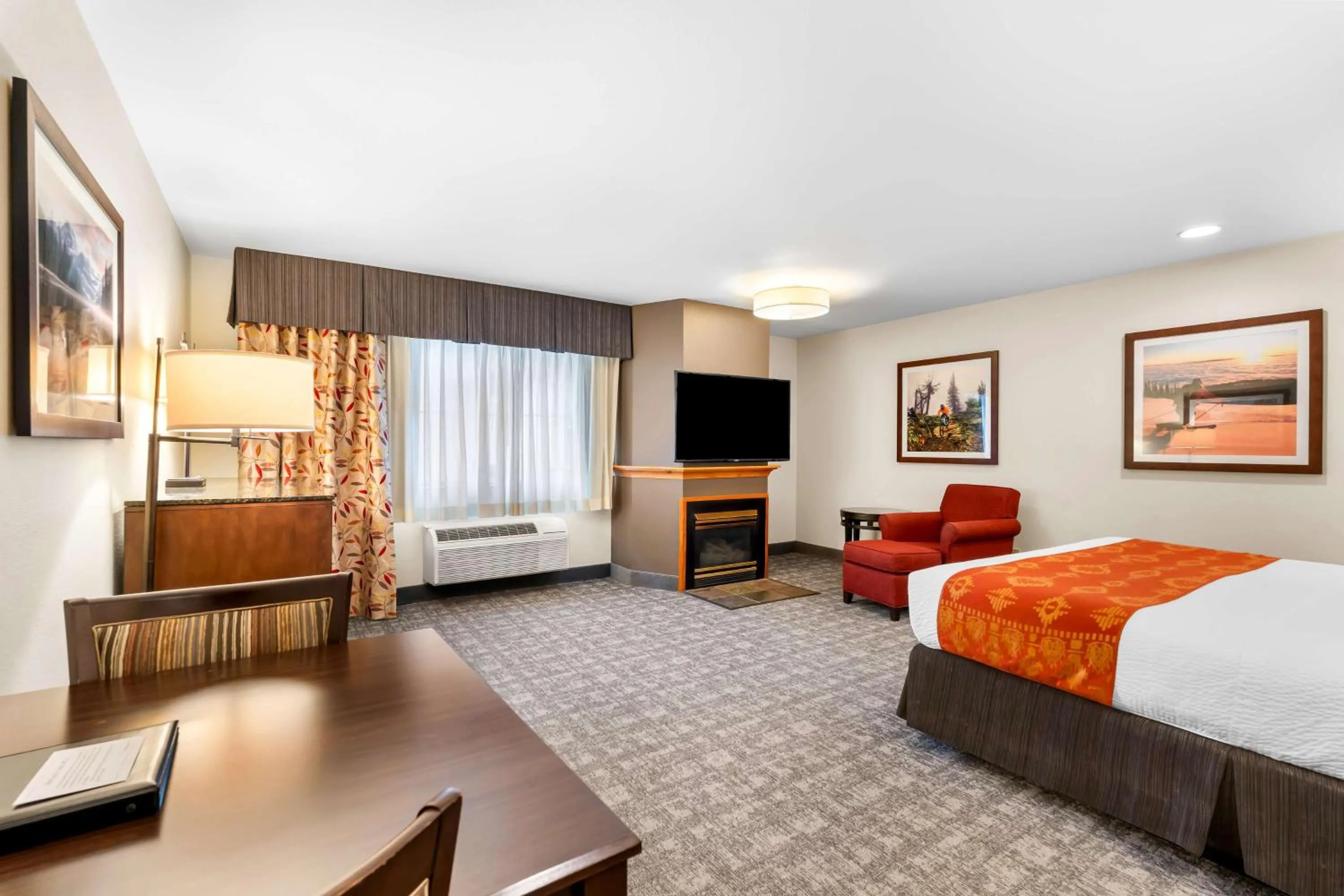 Bedroom, Bed in Best Western Rocky Mountain Lodge