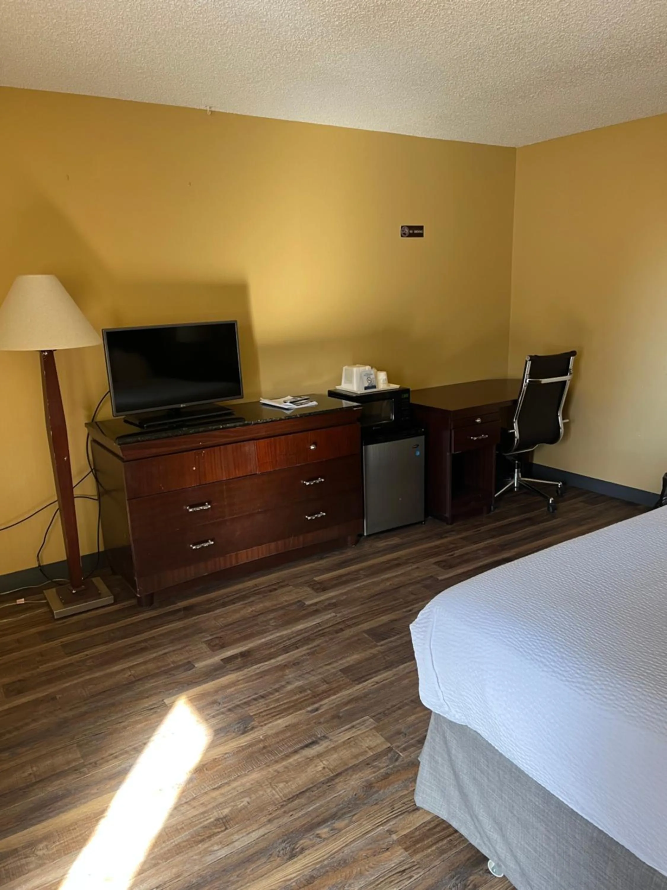 Bed in Travelodge by Wyndham Laramie