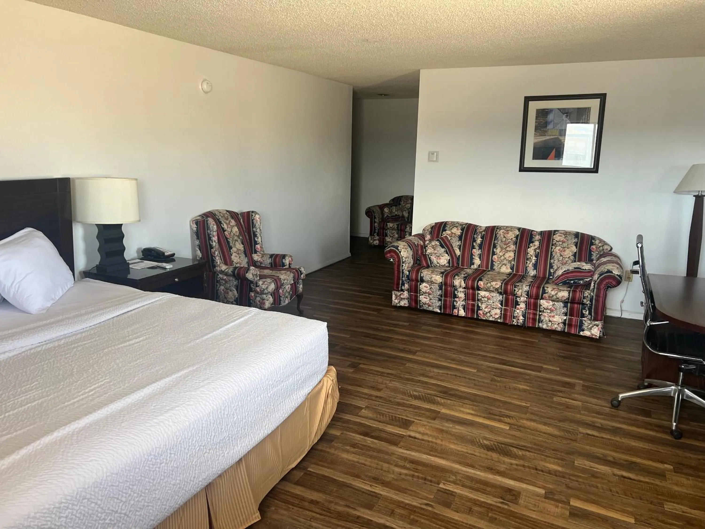 Living room, Bed in Travelodge by Wyndham Laramie