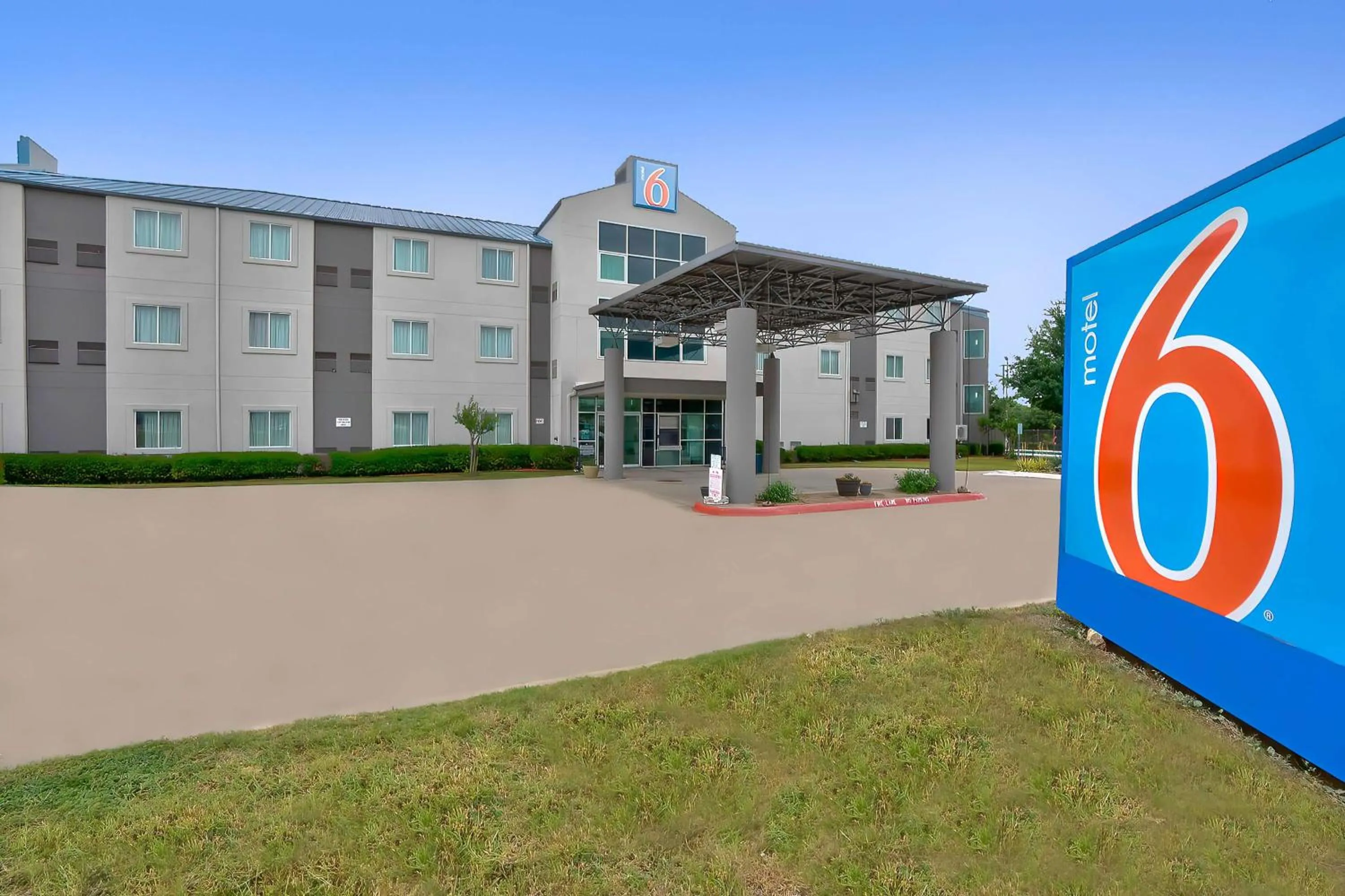 Property building in Motel 6-Benbrook, TX - Fort Worth