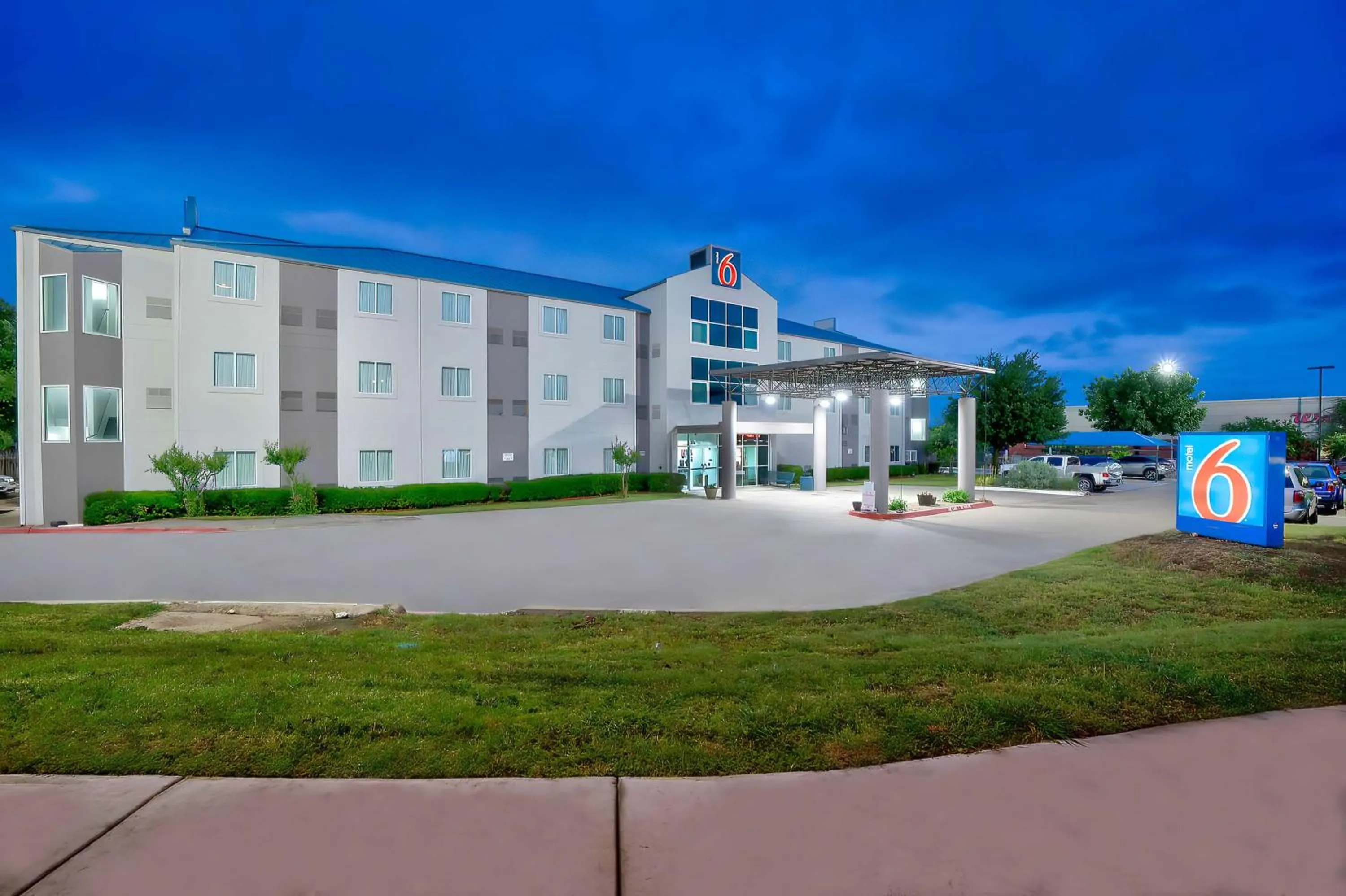 Property building in Motel 6-Benbrook, TX - Fort Worth