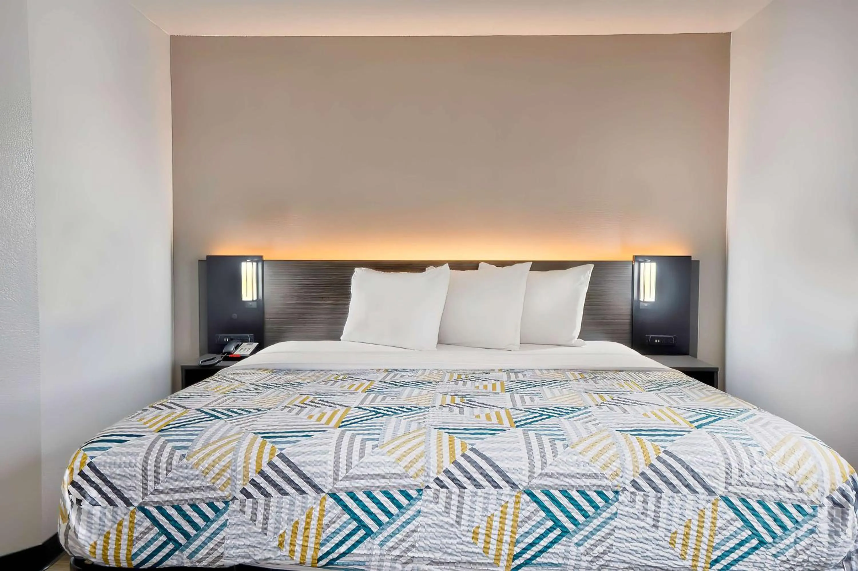 Bedroom, Bed in Motel 6-Benbrook, TX - Fort Worth