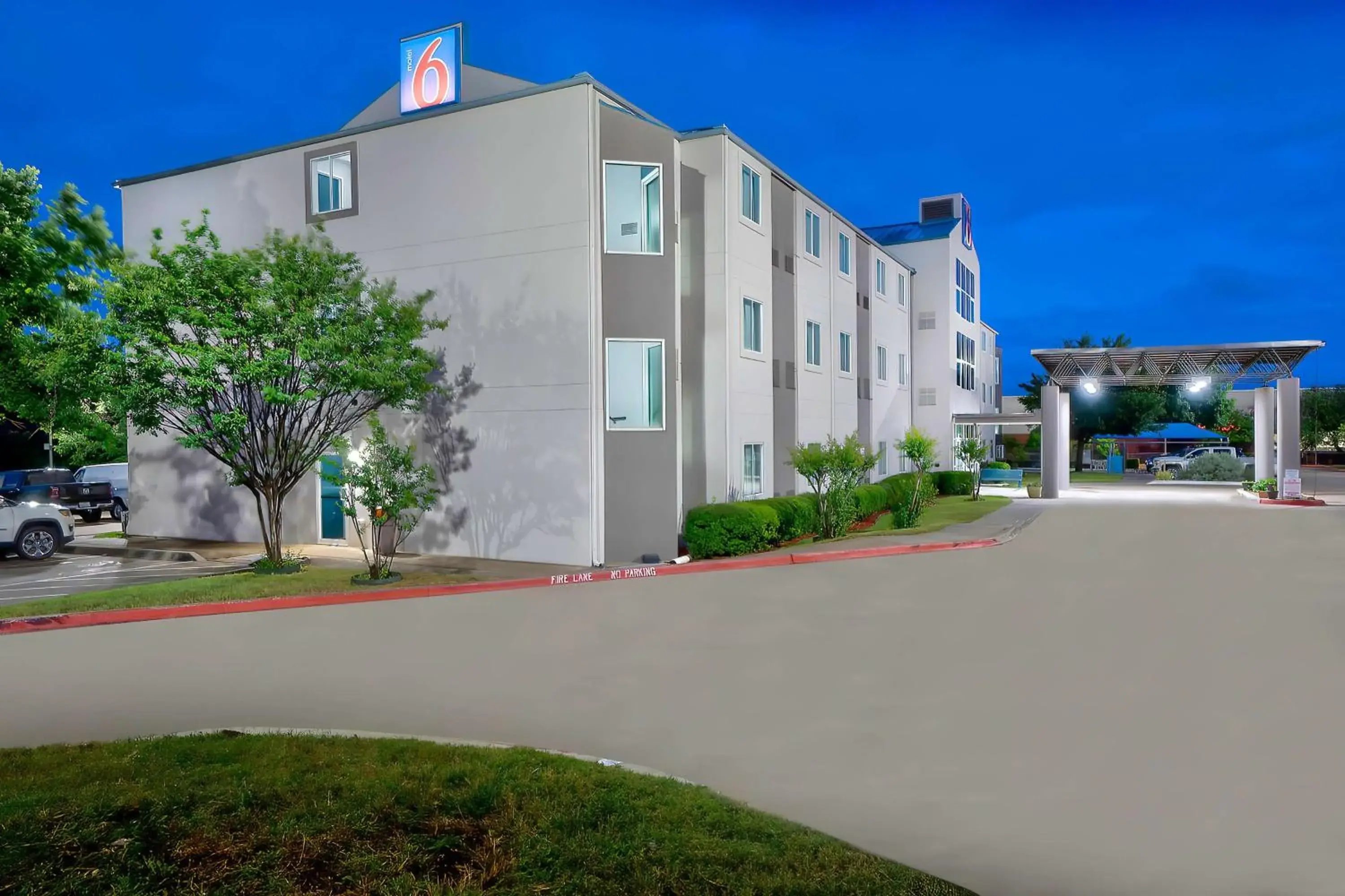 Property building in Motel 6-Benbrook, TX - Fort Worth Property building in Motel 6-Benbrook, TX - Fort Worth