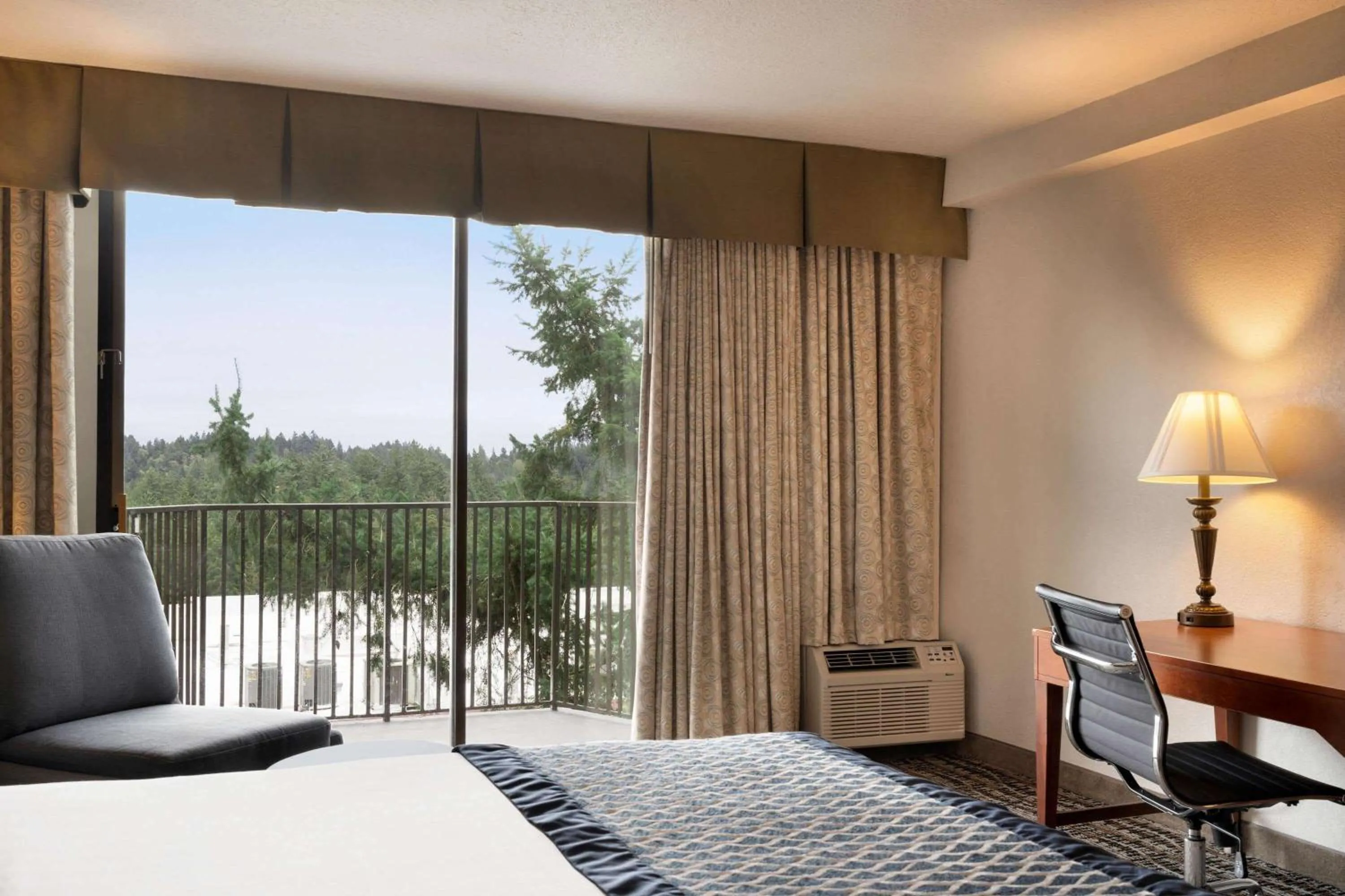 Photo of the whole room, Bed in Baymont by Wyndham Bremerton WA