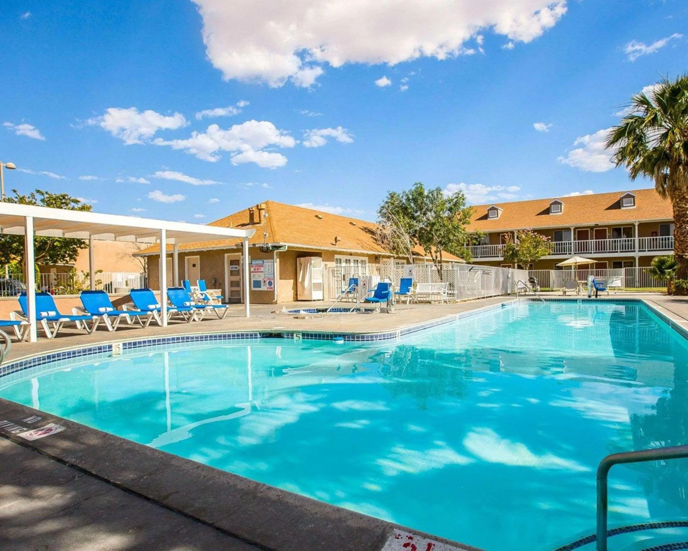 Swimming pool in Clarion Inn Near China Lake Naval Station