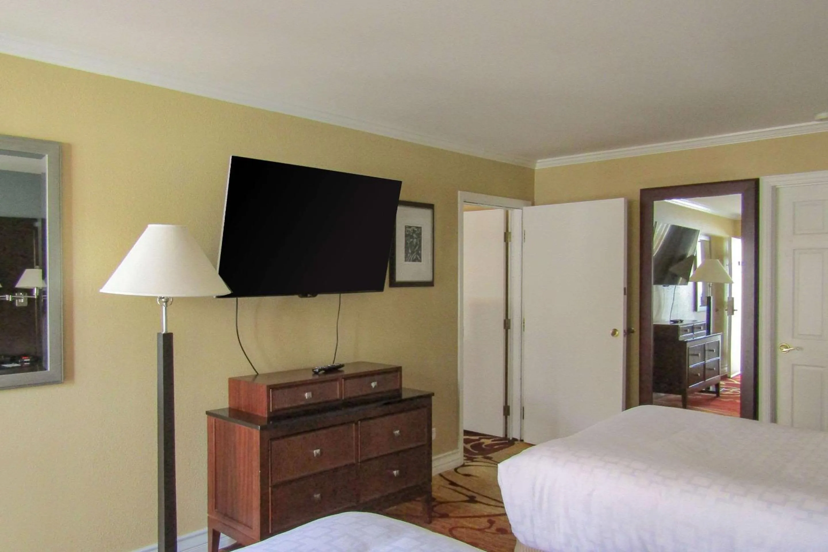 Bedroom, Bed in Clarion Inn Near China Lake Naval Station
