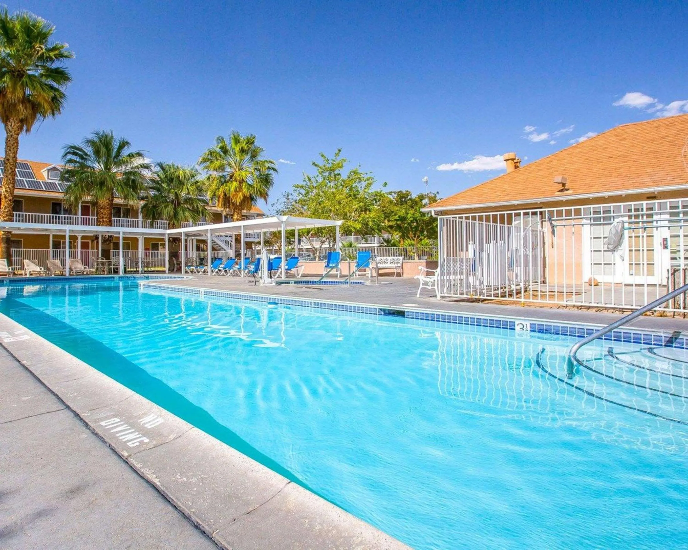 Swimming pool in Clarion Inn Near China Lake Naval Station