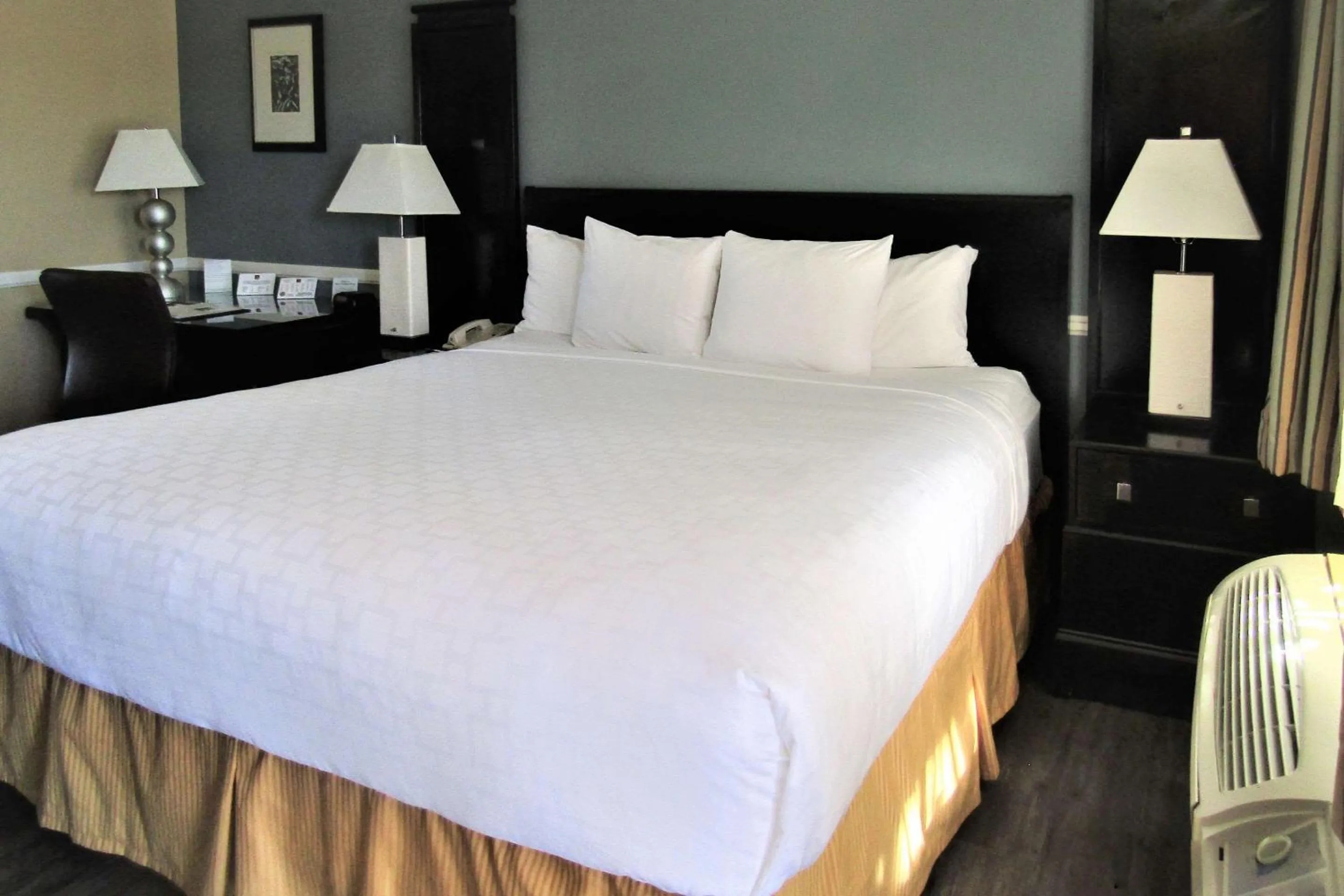 Bedroom, Bed in Clarion Inn Near China Lake Naval Station