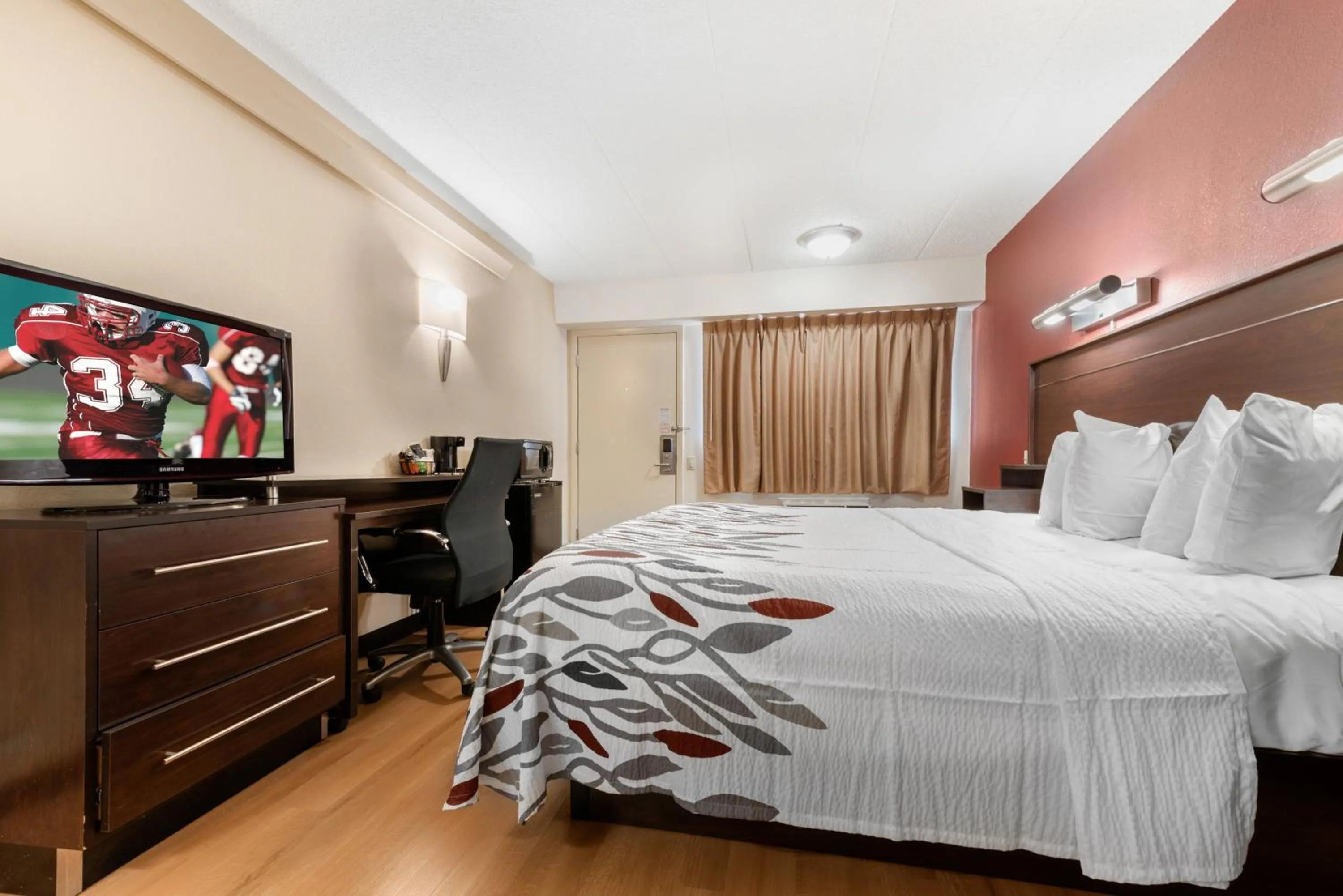 Photo of the whole room, Bed in Red Roof Inn Lafayette - Purdue University