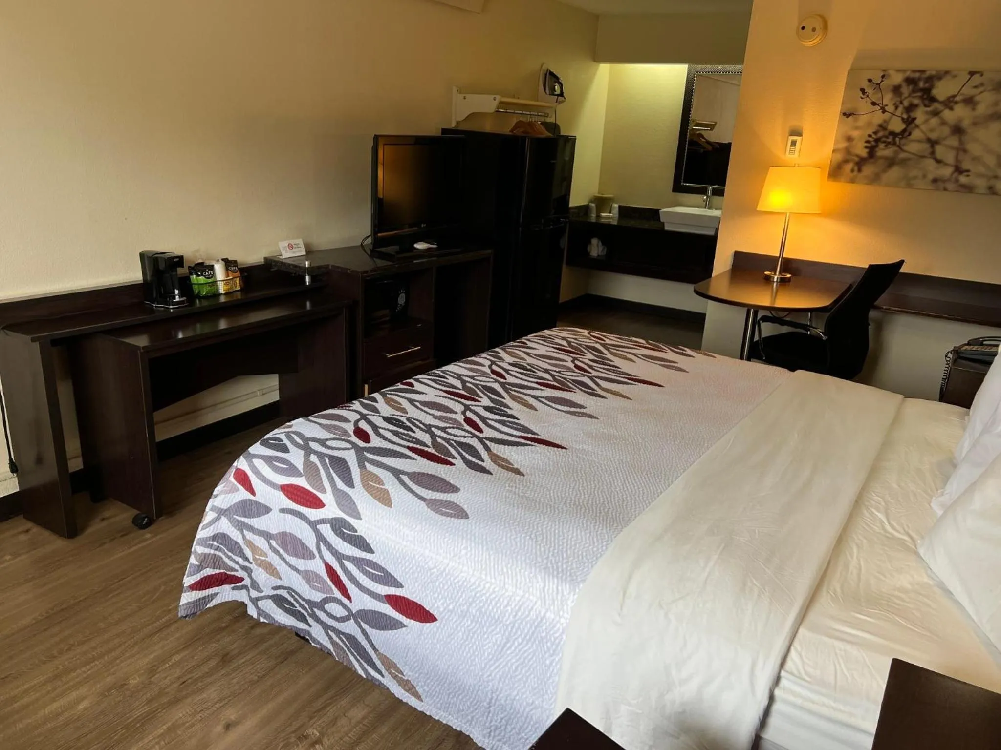 Photo of the whole room, Bed in Red Roof Inn Lafayette - Purdue University