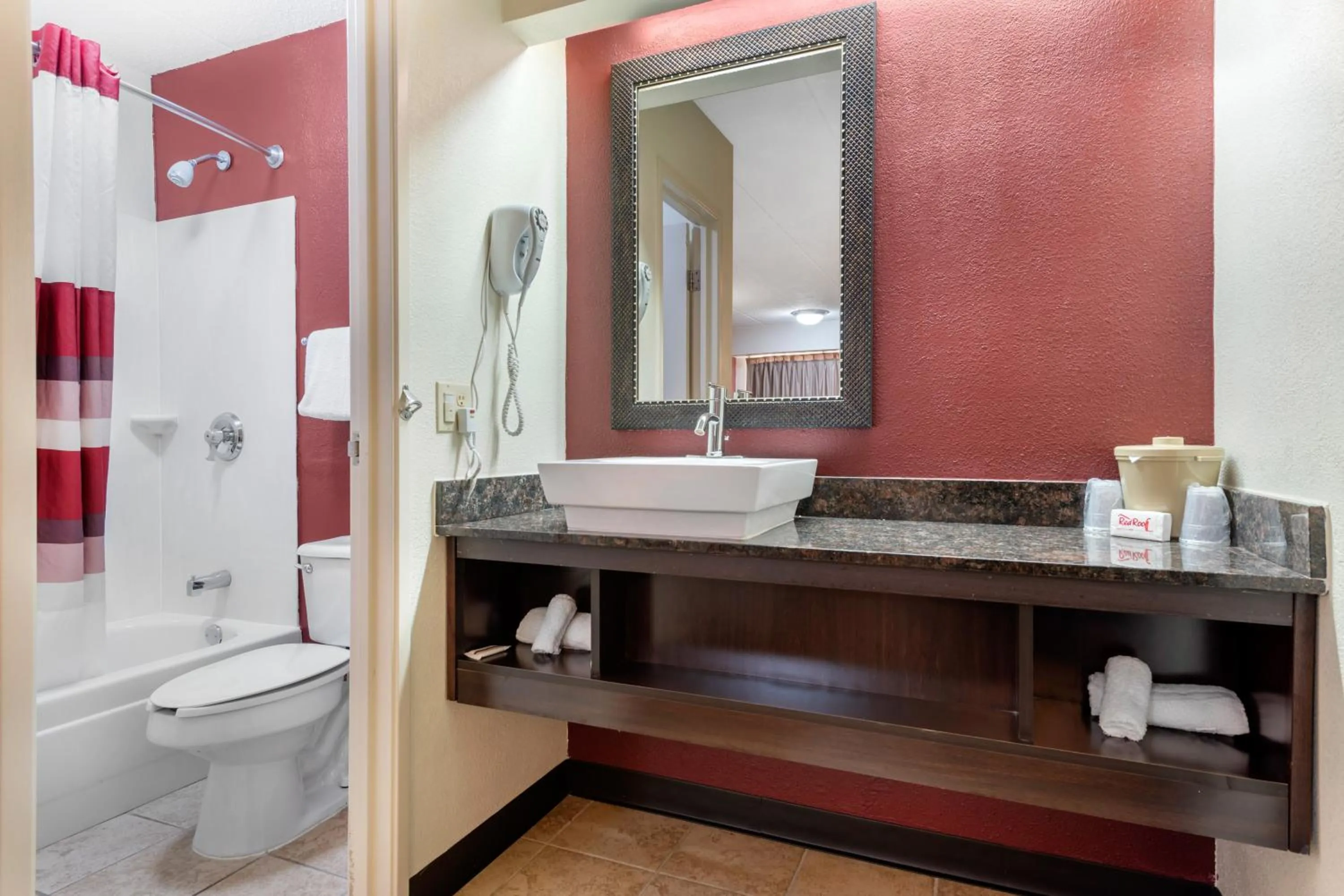 Bathroom in Red Roof Inn Lafayette - Purdue University