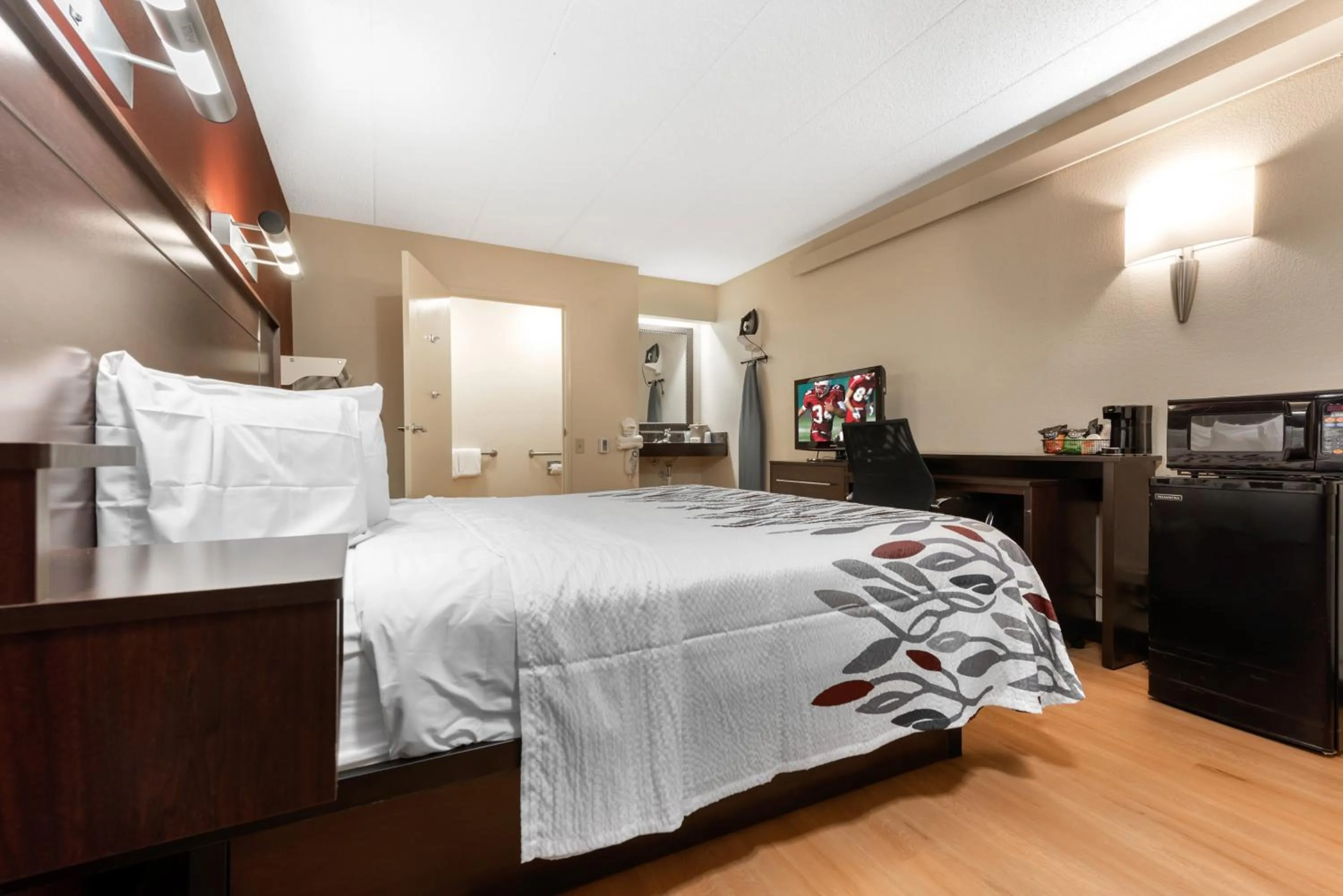 Photo of the whole room, Bed in Red Roof Inn Lafayette - Purdue University