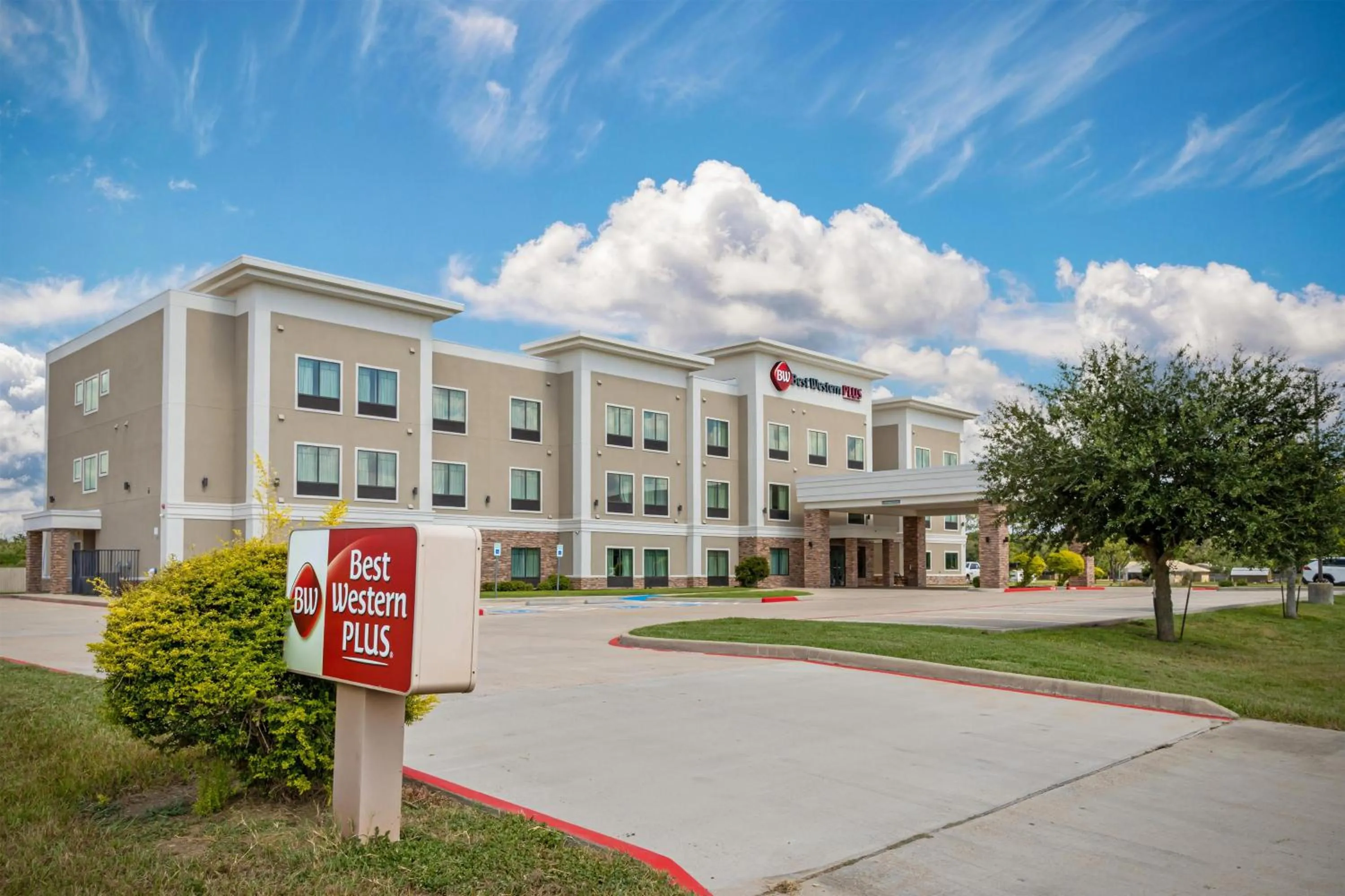 Property building in Best Western Plus Bay City Inn & Suites