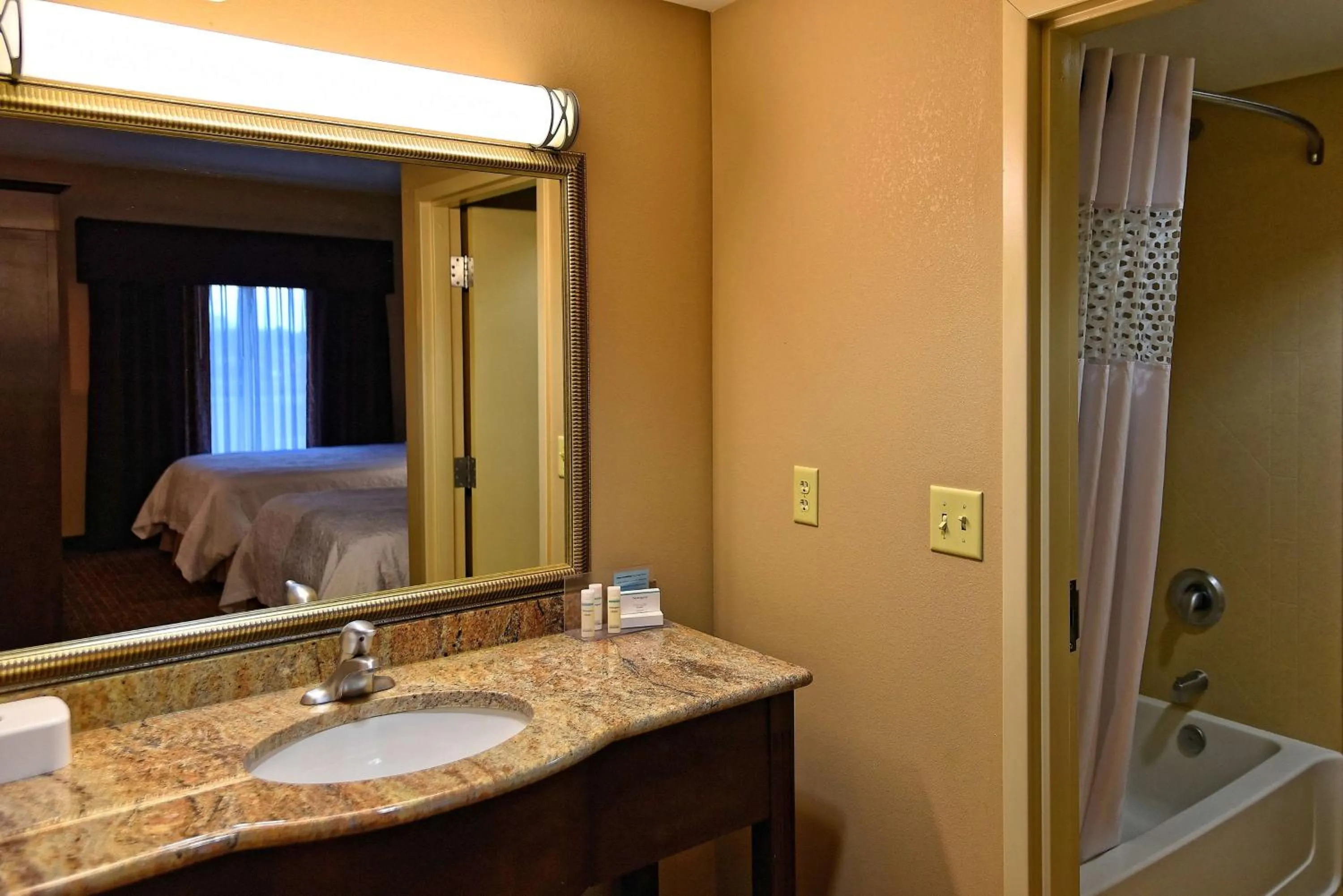 Bed in Hampton Inn Geneseo