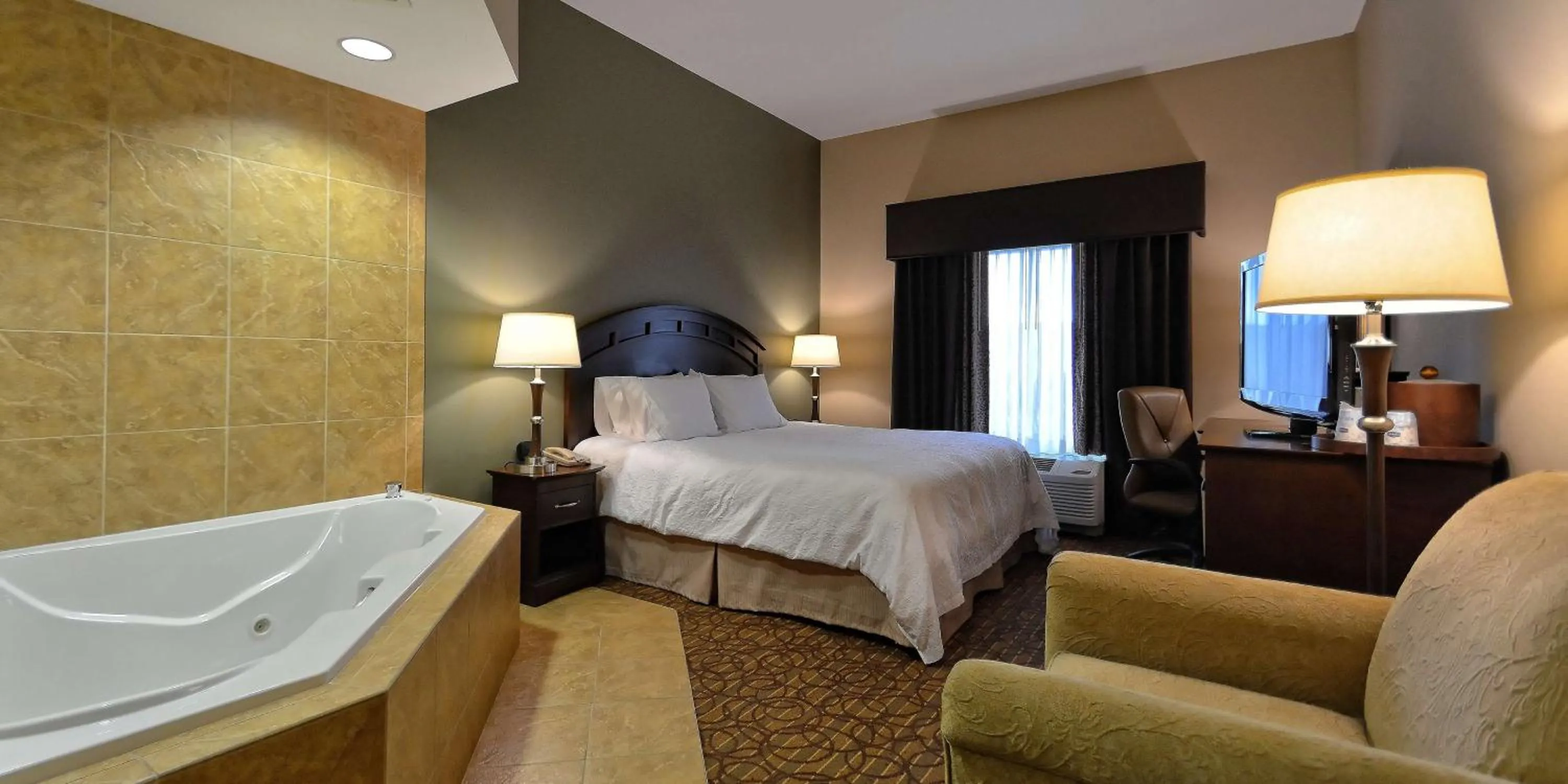 Bed in Hampton Inn Geneseo