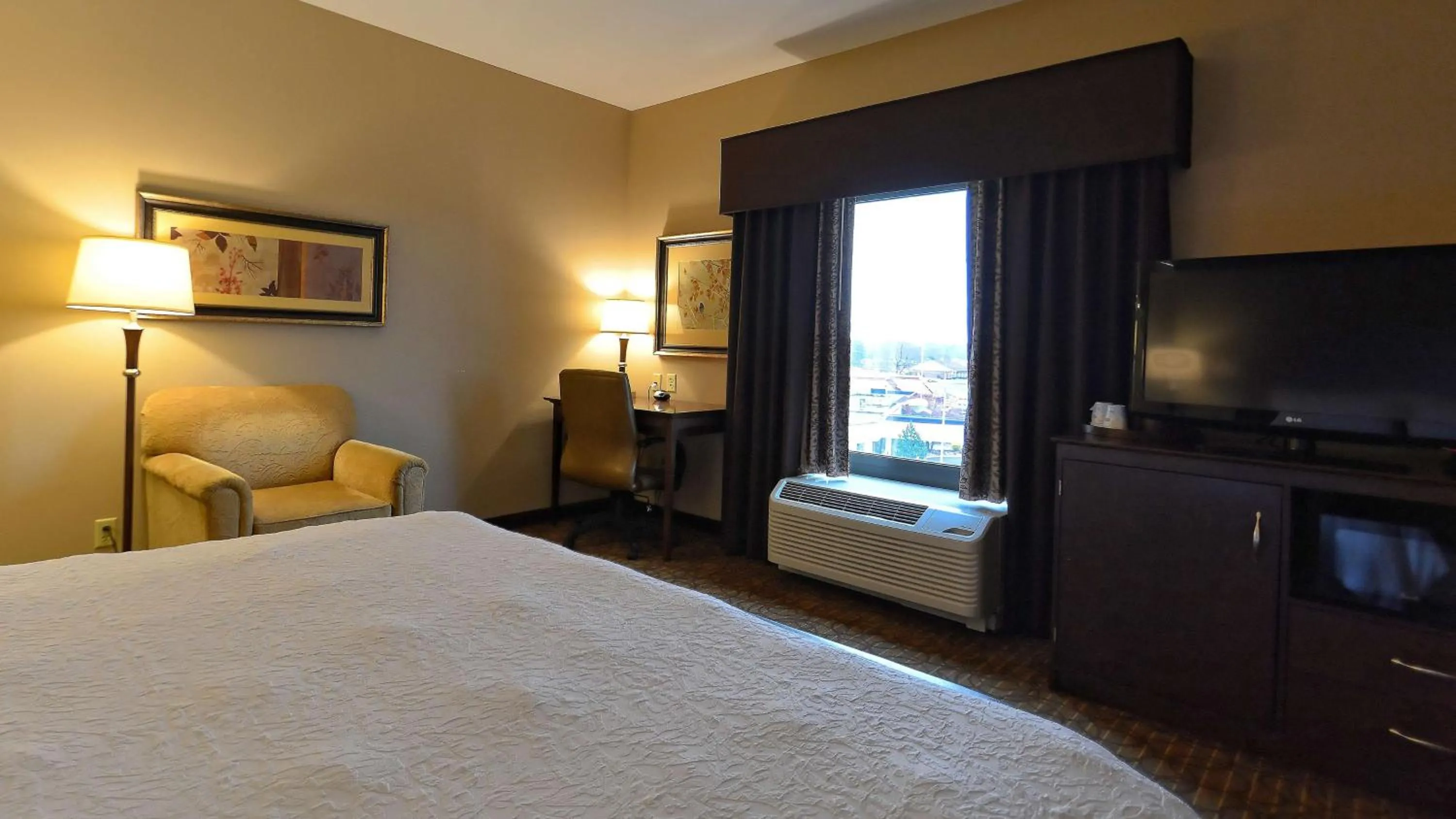 Bed in Hampton Inn Geneseo