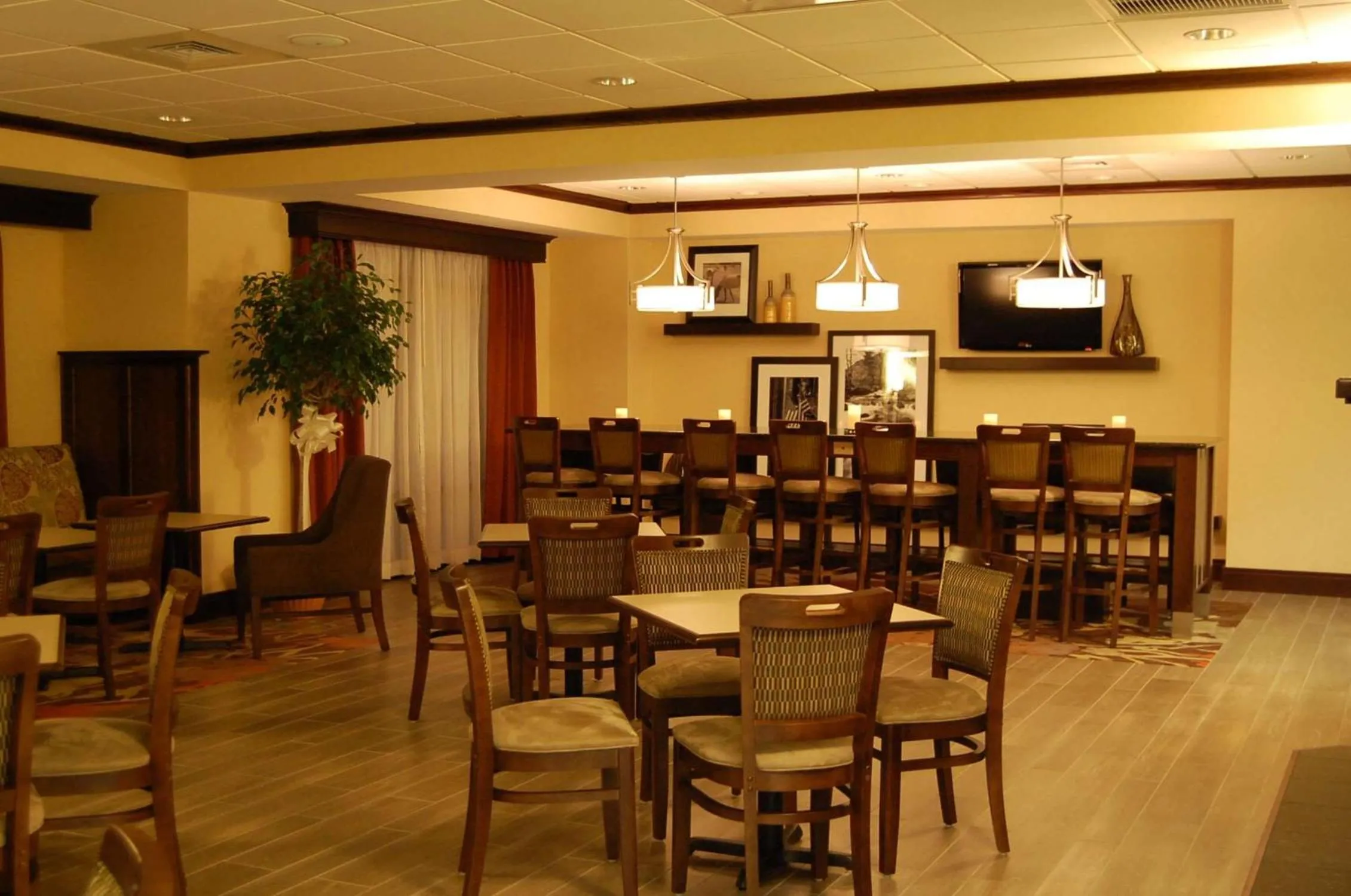 Dining area in Hampton Inn Geneseo
