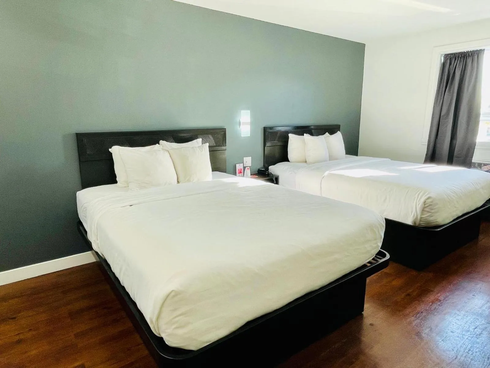 Bed in Econo Lodge Hotel Brossard