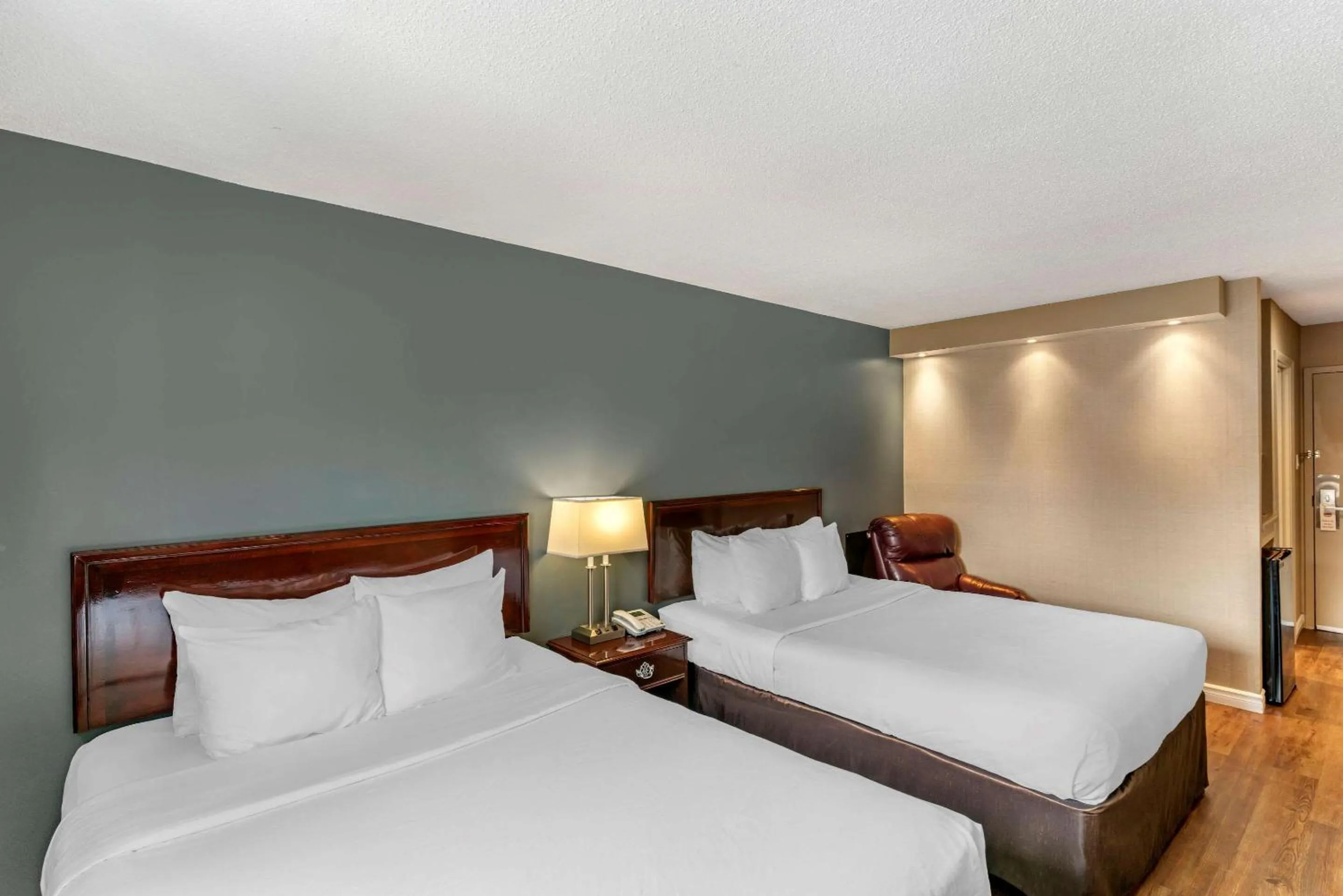 Photo of the whole room, Bed in Econo Lodge Hotel Brossard