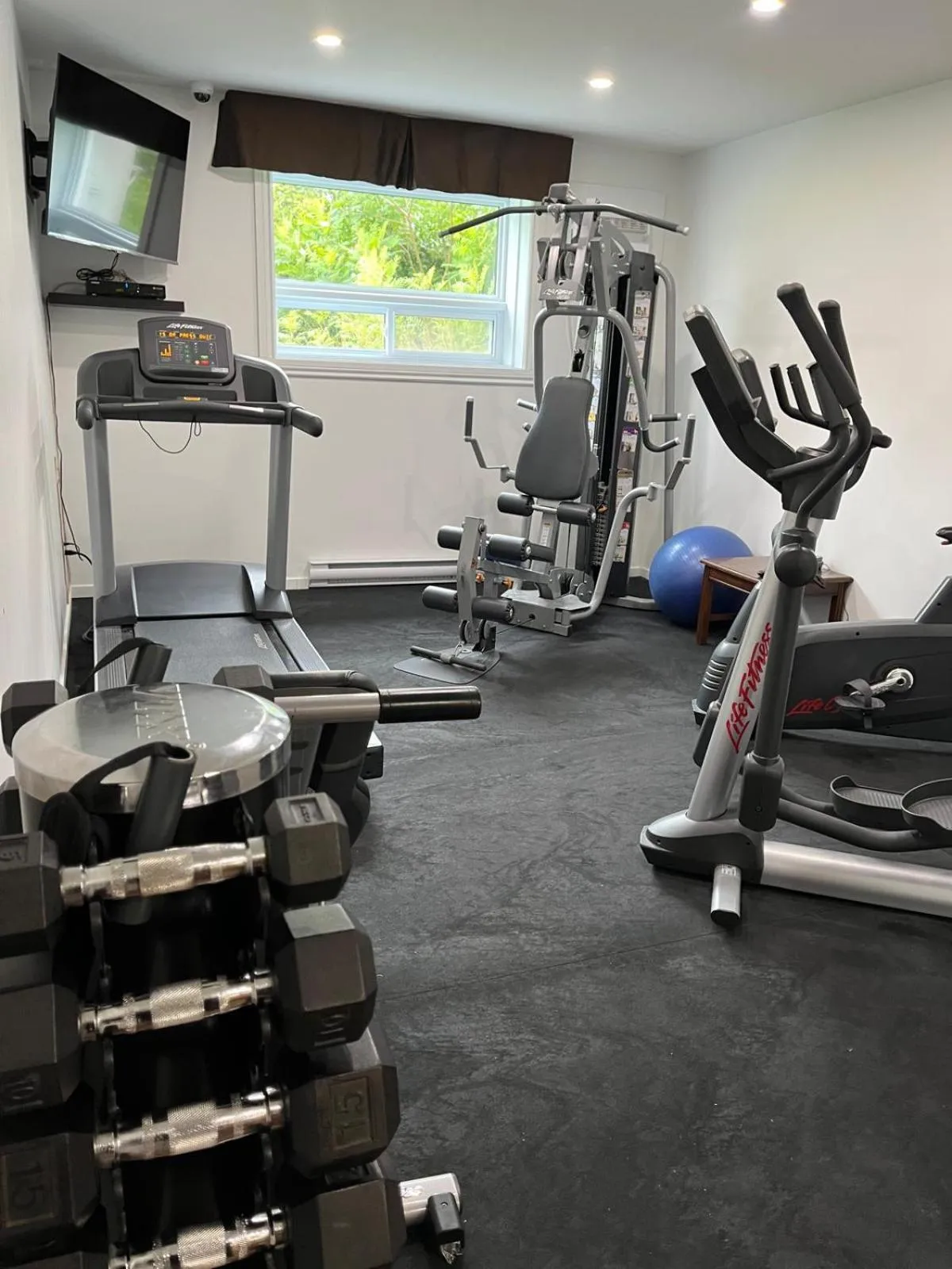 Fitness centre/facilities in Econo Lodge Hotel Brossard